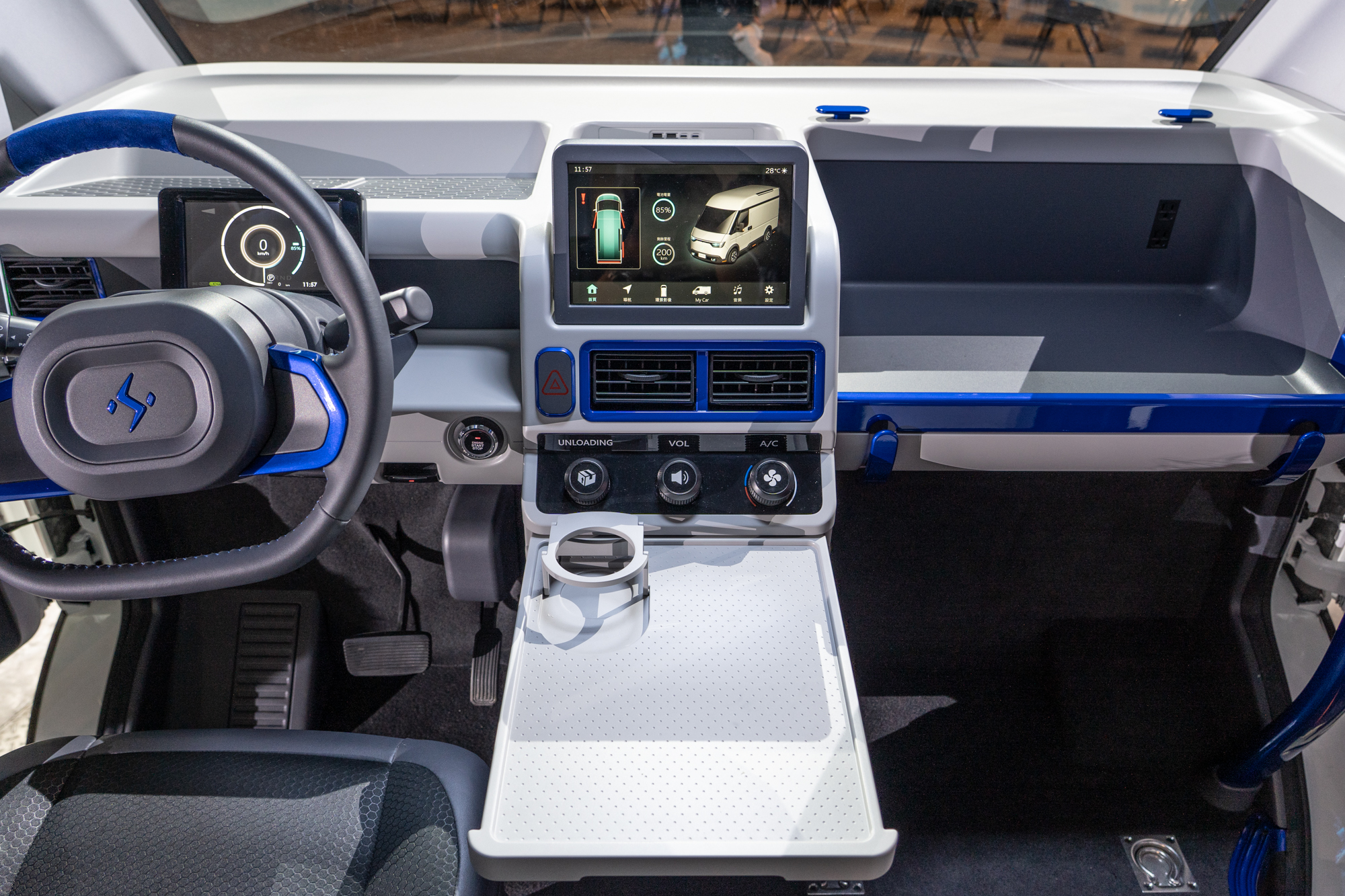 中控台中央除了下方冰箱以外,更有可收納式餐桌,提升便利性。