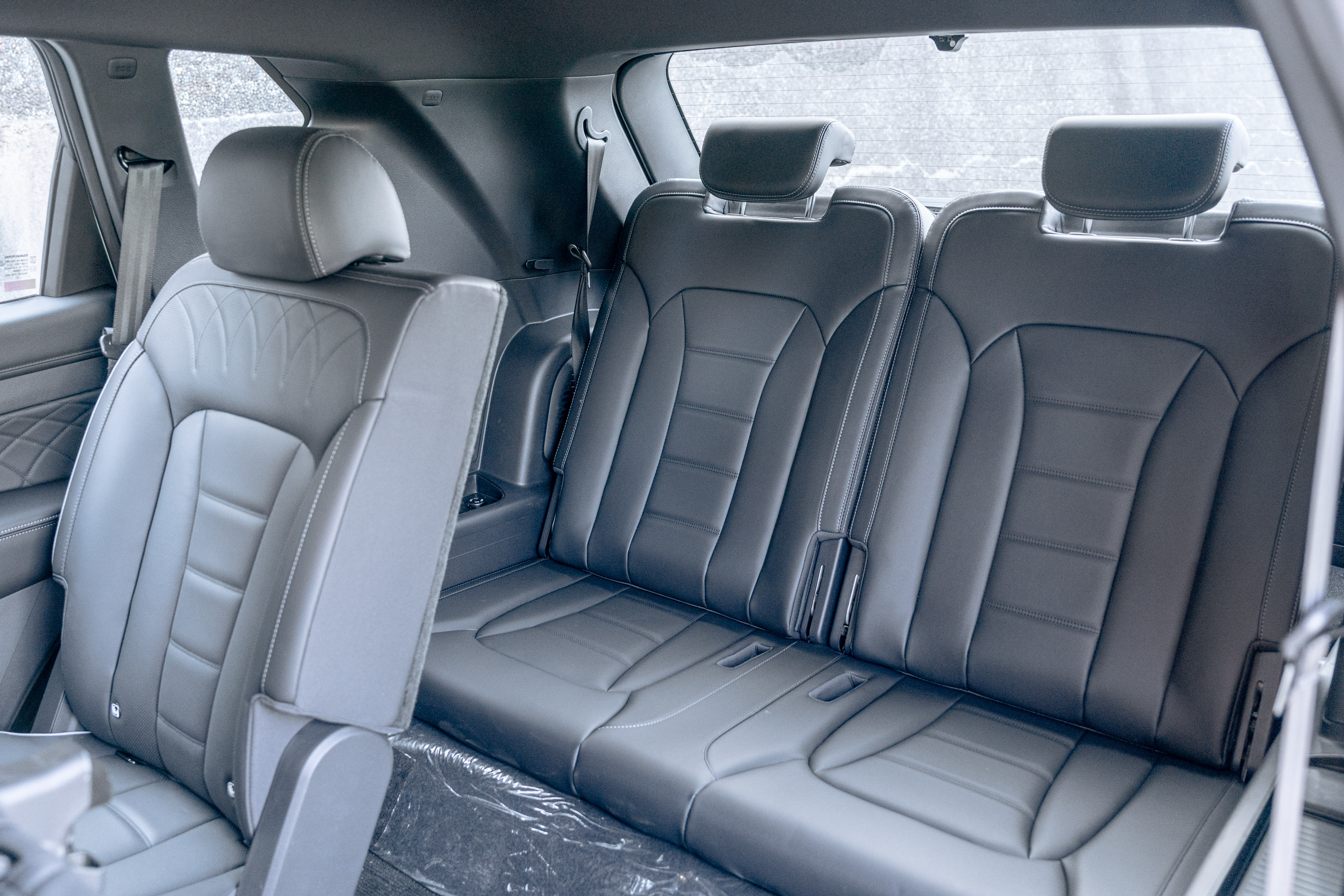 Rexton的車室配置為5+2的七人座設定,由於第二排座椅無法前後滑移,第三排乘客的腳部空間有固定且有限,不適合鞋碼大於UK8.5號的乘客。第三排座椅可5/5分離傾倒。