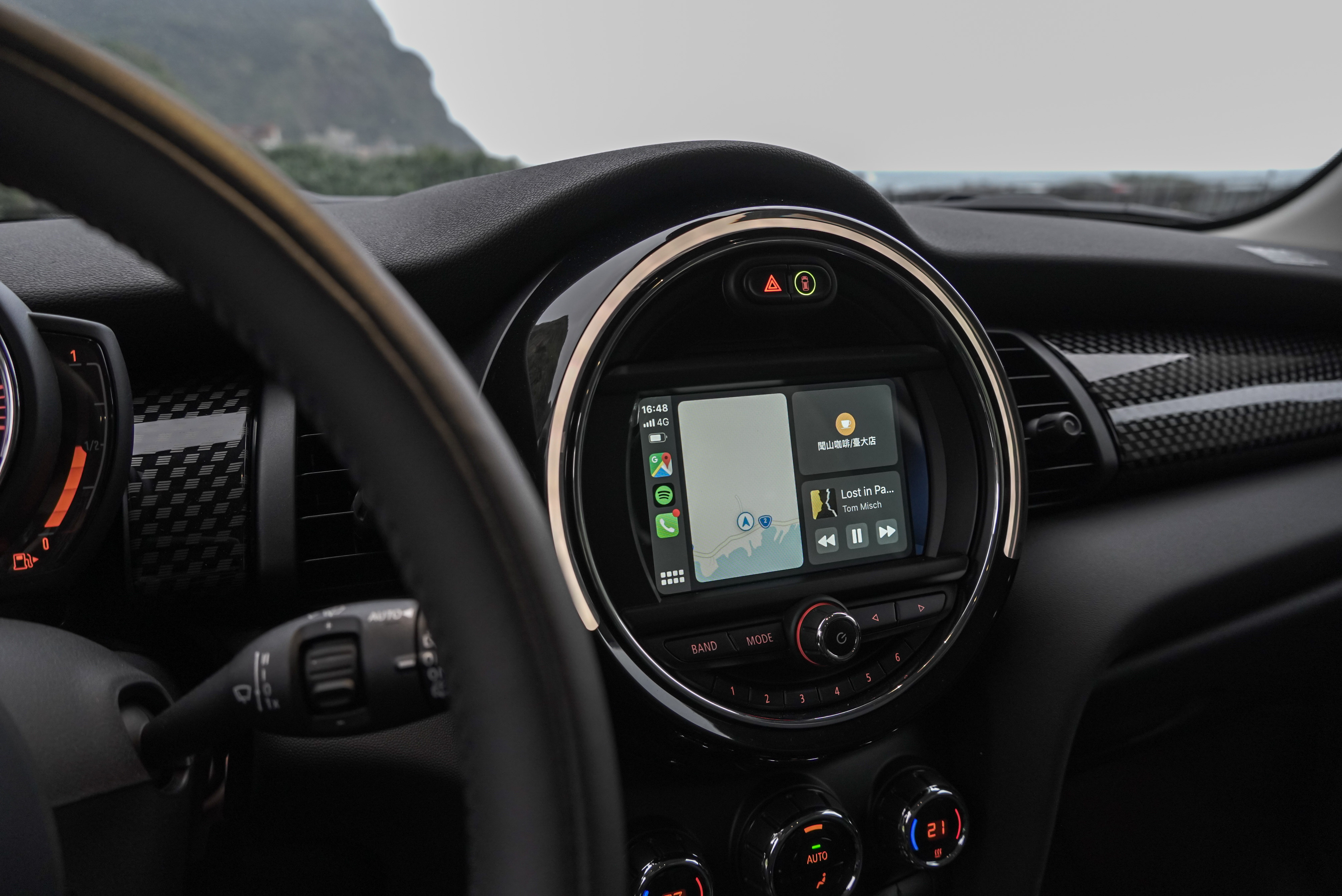 6.5 吋顯示器與藍牙電話系統為標準配備，另可選配 Apple CarPlay 整合系統。