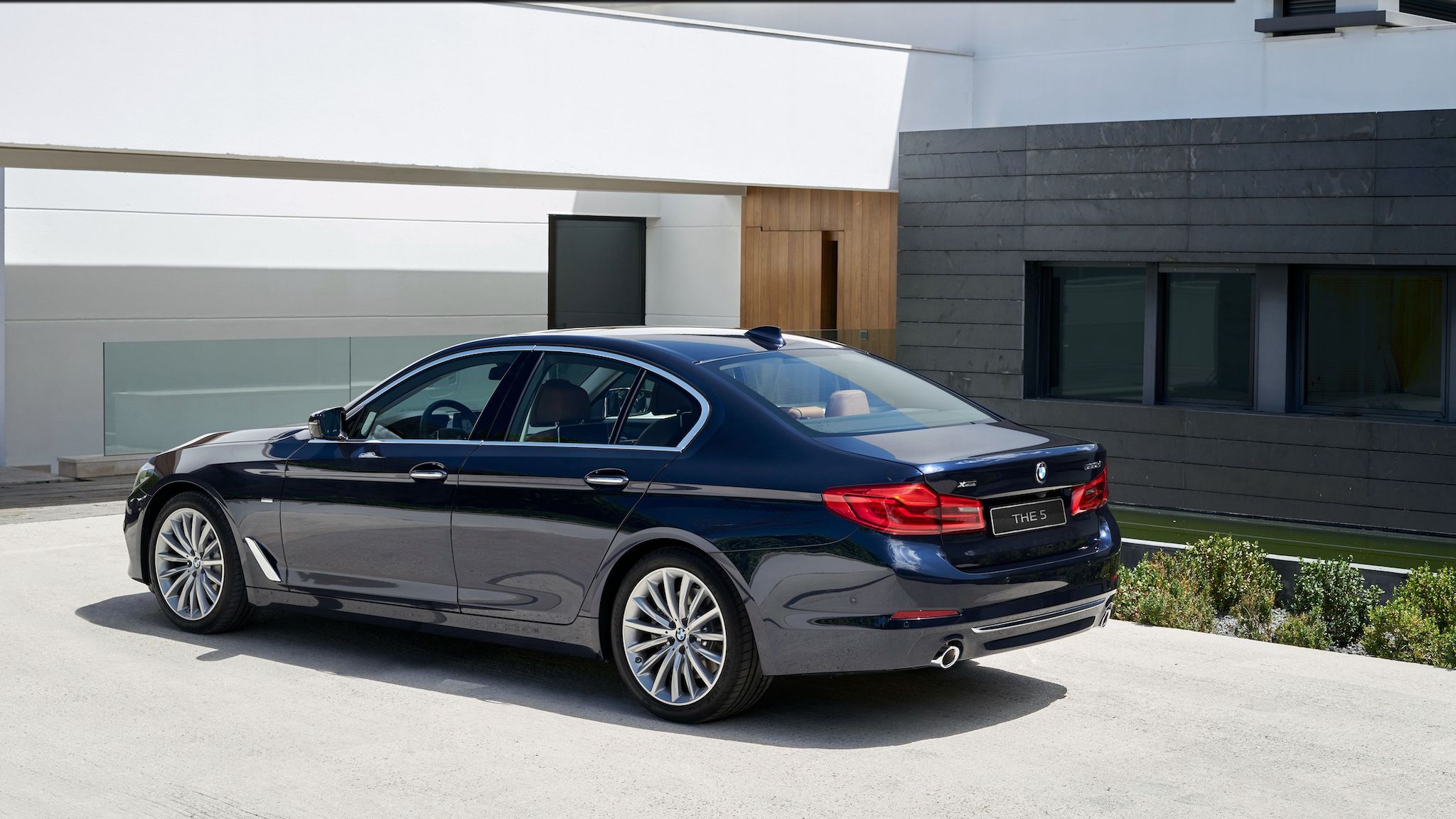 全新 BMW 5系列白金旗艦版，本月購車可享五大非凡禮遇與額外現金購車優惠。