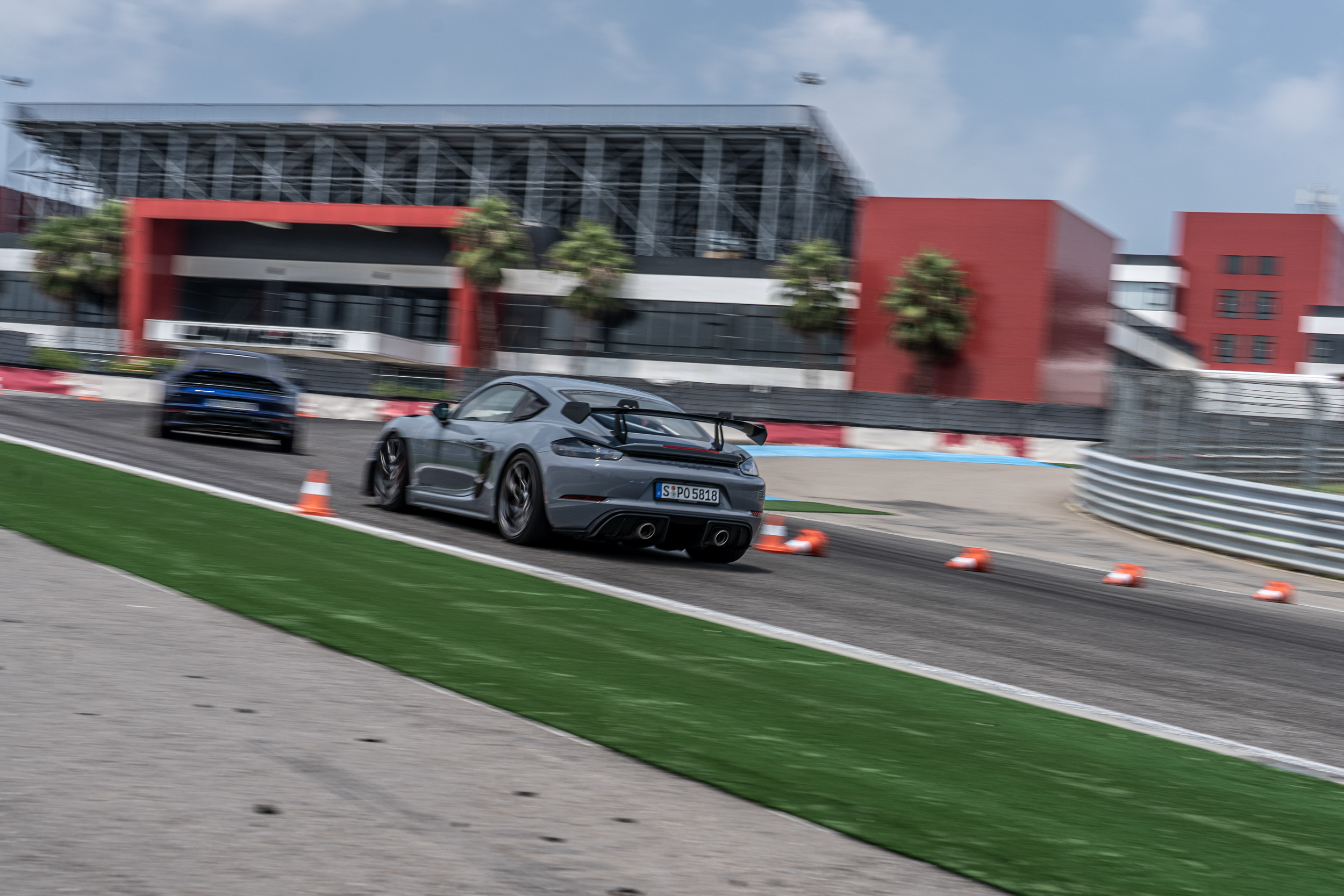 丟進彎道時,或許是因更貼近賽道的空氣力學設定與再輕上些許的車重,Cayman GT4 RS貼近路面的穩定感更為出色,後軸的一切動態更可在駕駛的掌控中,沒有任何會浪費秒數的多餘擺動出現。