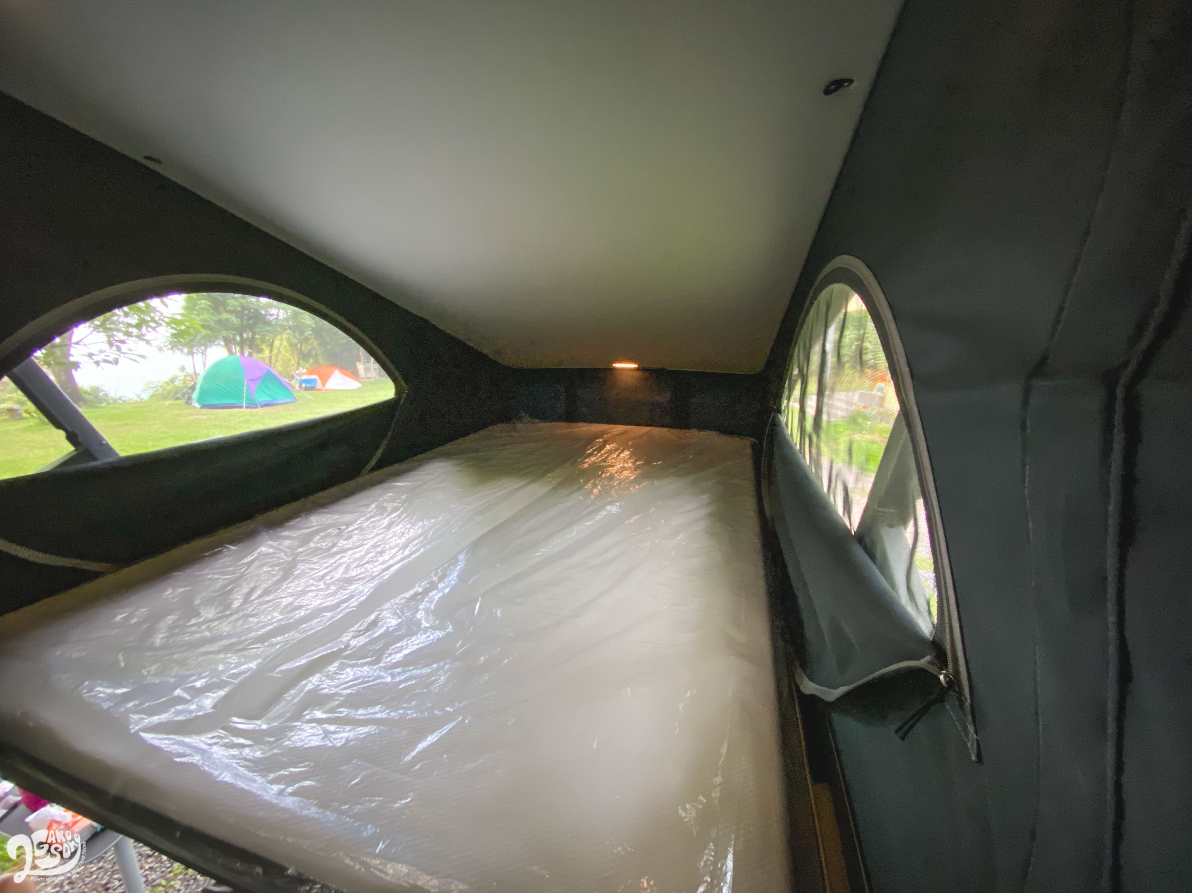 上舖提供照明,也可睡兩名成人。