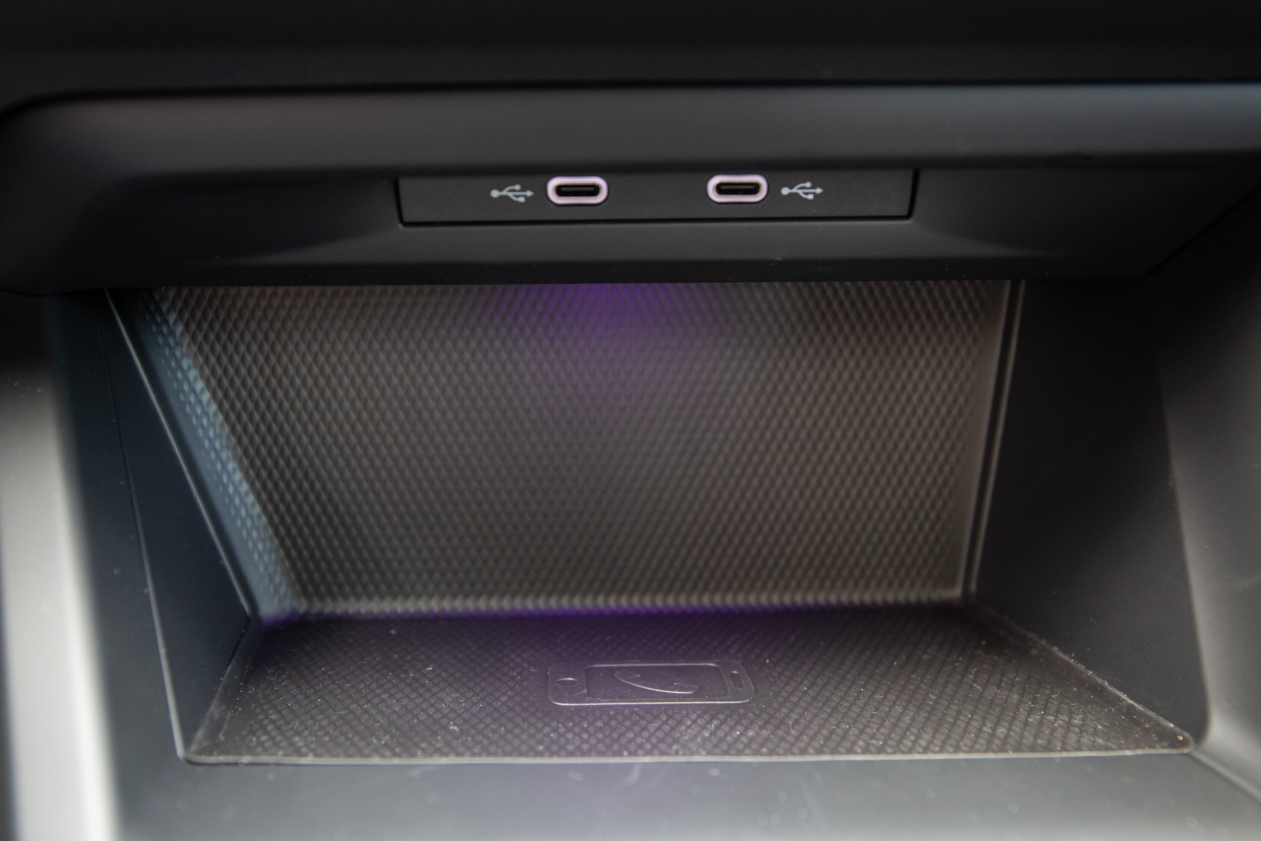 中控台最下方為無線充電板與兩個 Type-C 充電座。