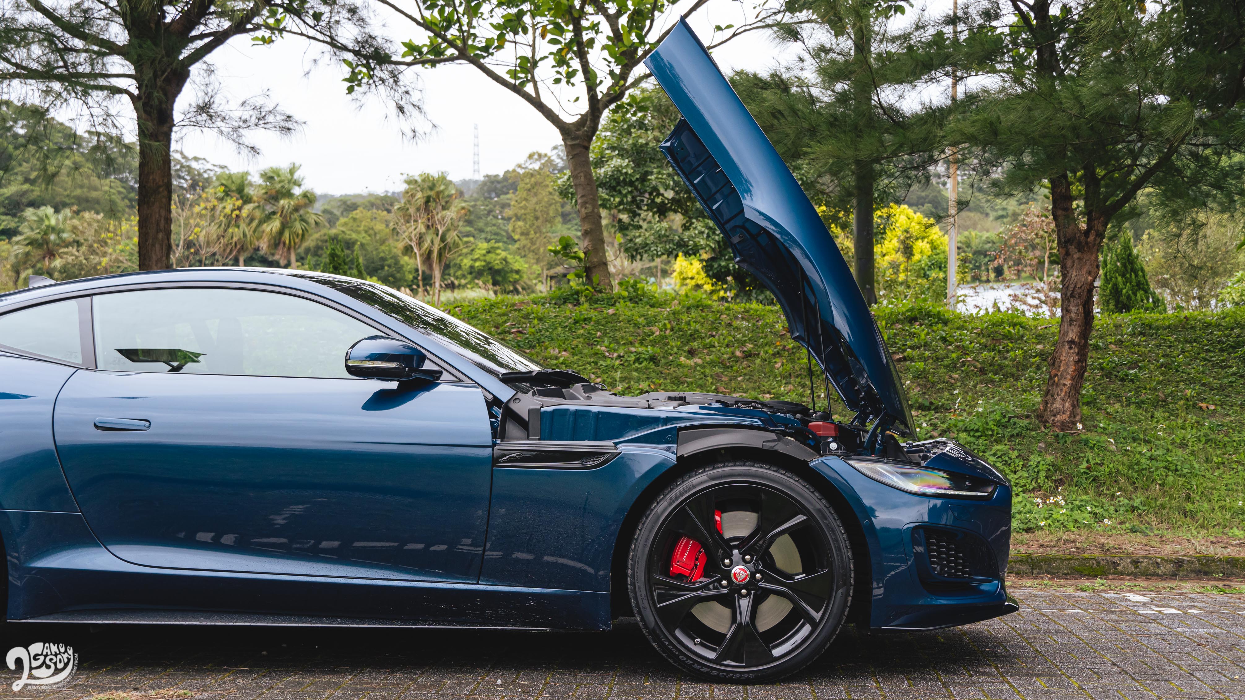 反開式引擎蓋是 F-Type 一大吸睛之處。