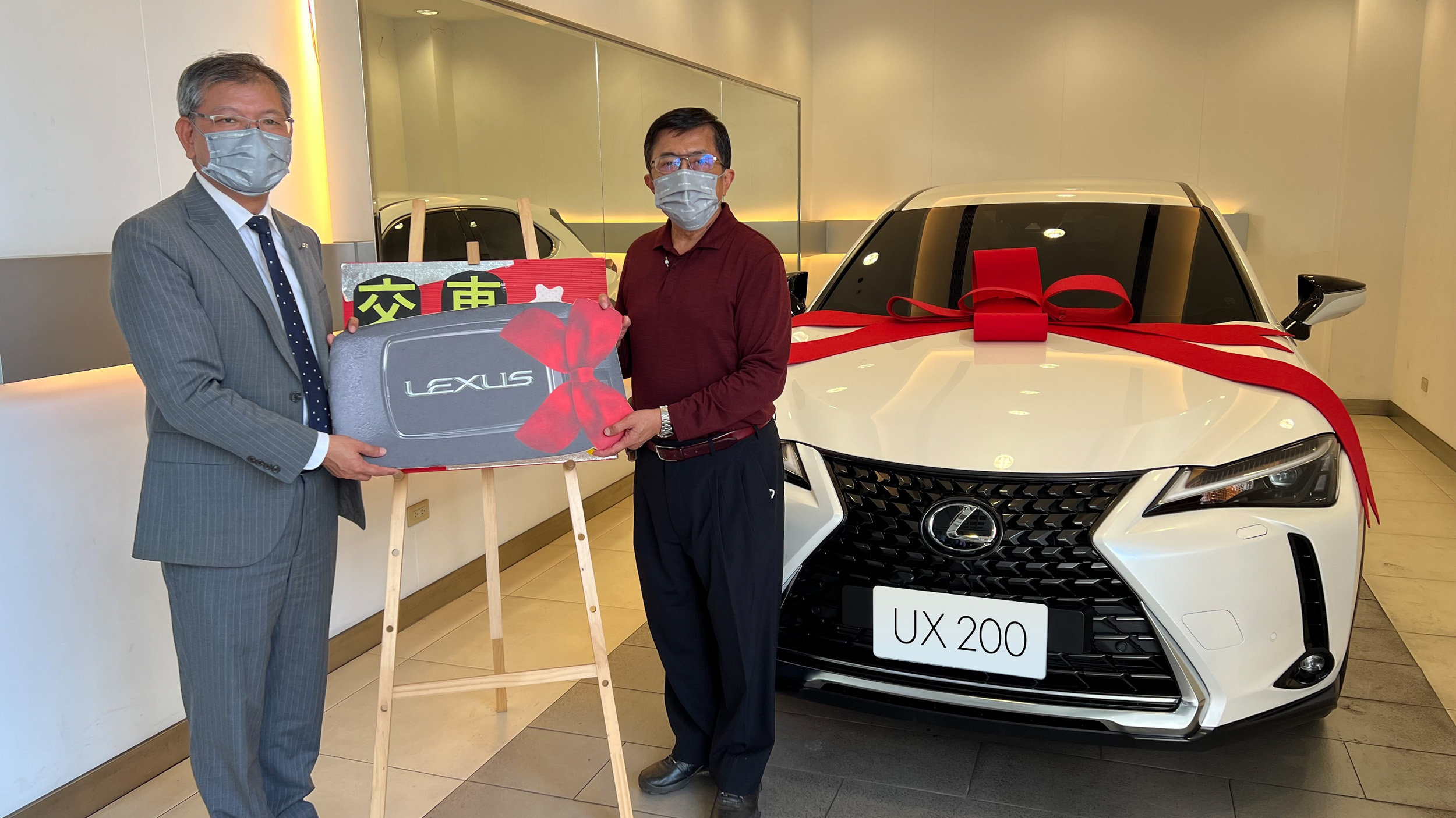 LEXUS 在台 25 週年 歡慶 UX200 幸運得主交車