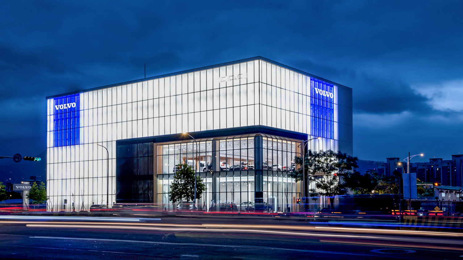 最新開幕的 Volvo 新凱士林旗艦店以原廠最新 Volvo Retail Sustainable Experience (VRSE) 5.0 規格打造,集新車展示、售服保修、Volvo Fika、VOLVO SELEKT 與 VOLVO Professional Car Care 等一站式服務,即日起為大台北地區廣大消費者提供服務。