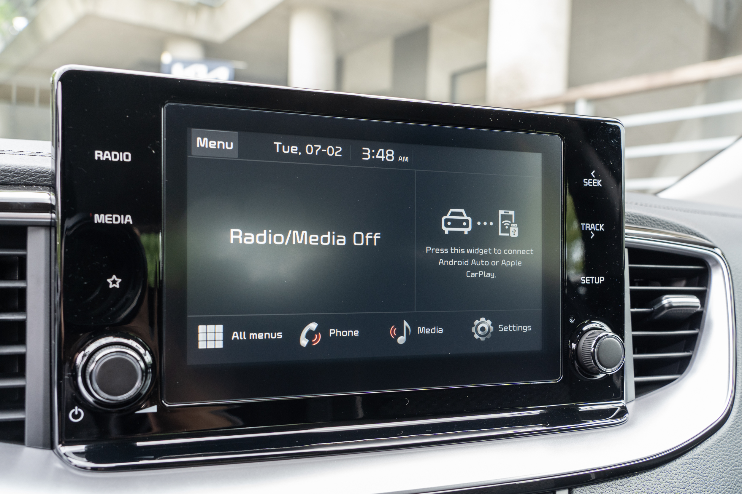 中控臺上方的 8 吋多媒體影音觸控系統仍無中文介面。