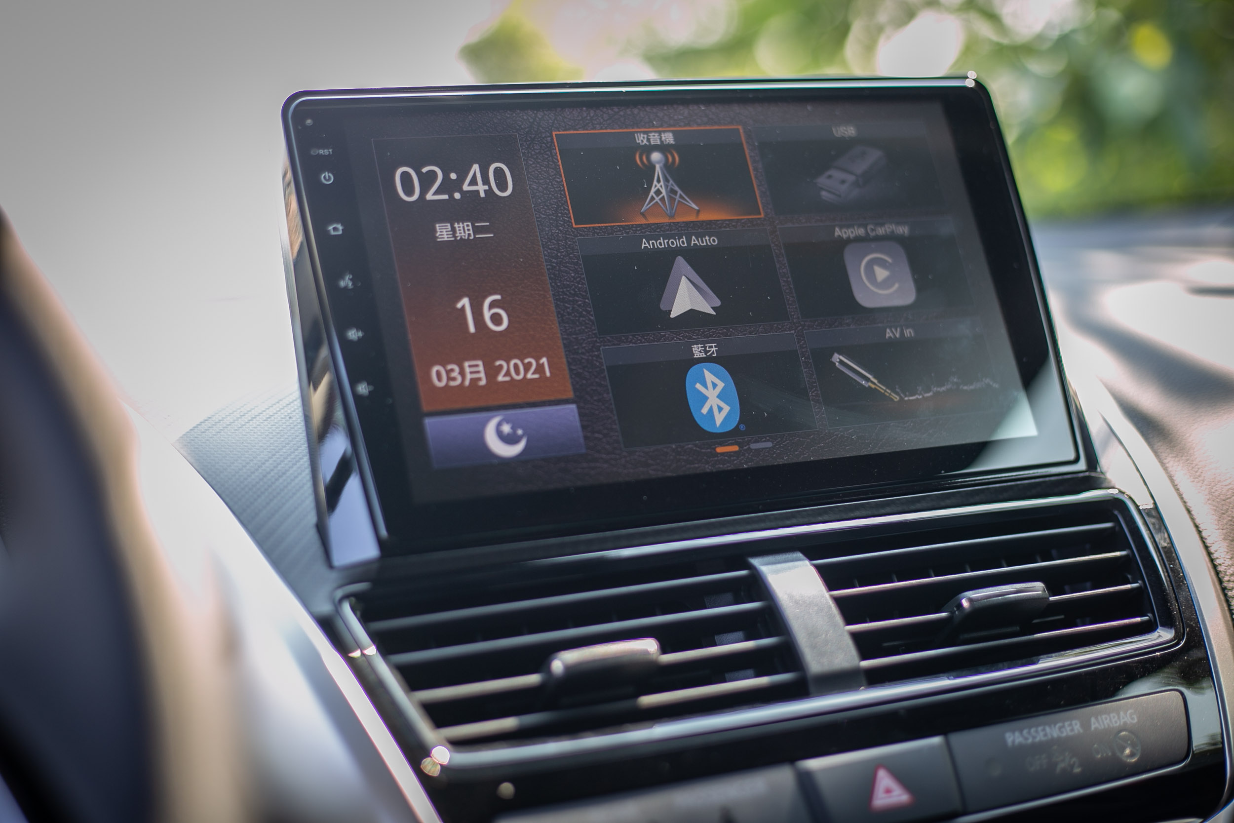 整合 9 吋螢幕的 Panasonic 觸控多媒體主機(支援智慧手機連結),也因此取消排檔座右側的觸控板設計。