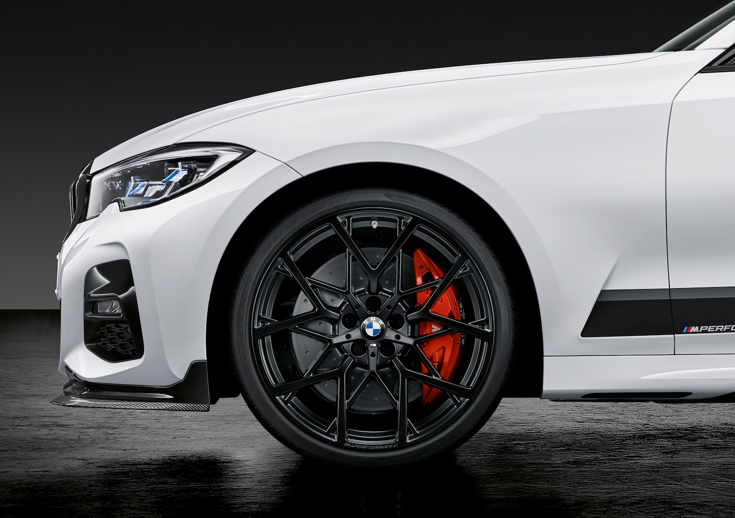 M Performance 20 吋 Y 型立體雙幅式鋁圈組搭配紅色卡鉗強化剎車系統。