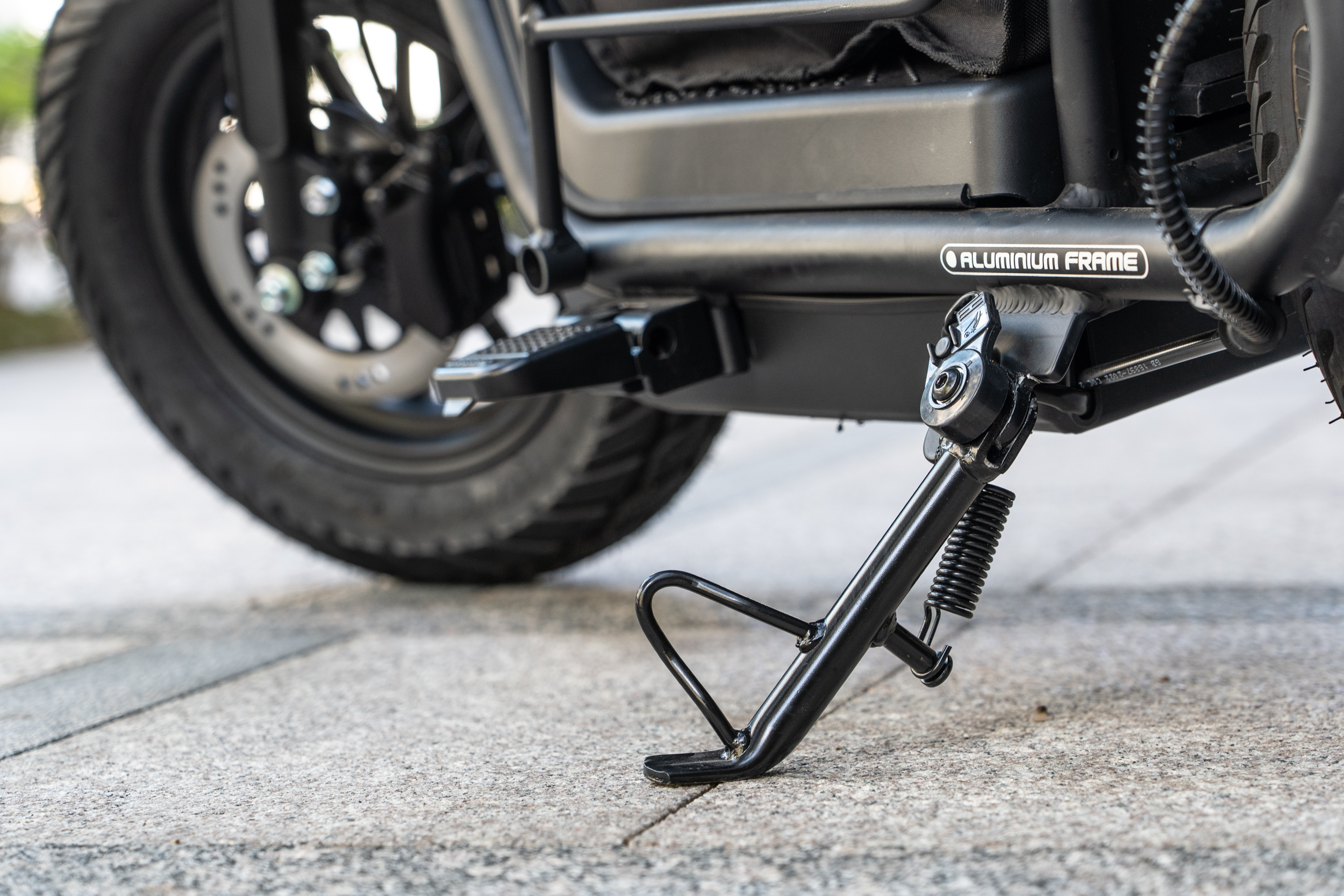 配備有側腳架安全開關。