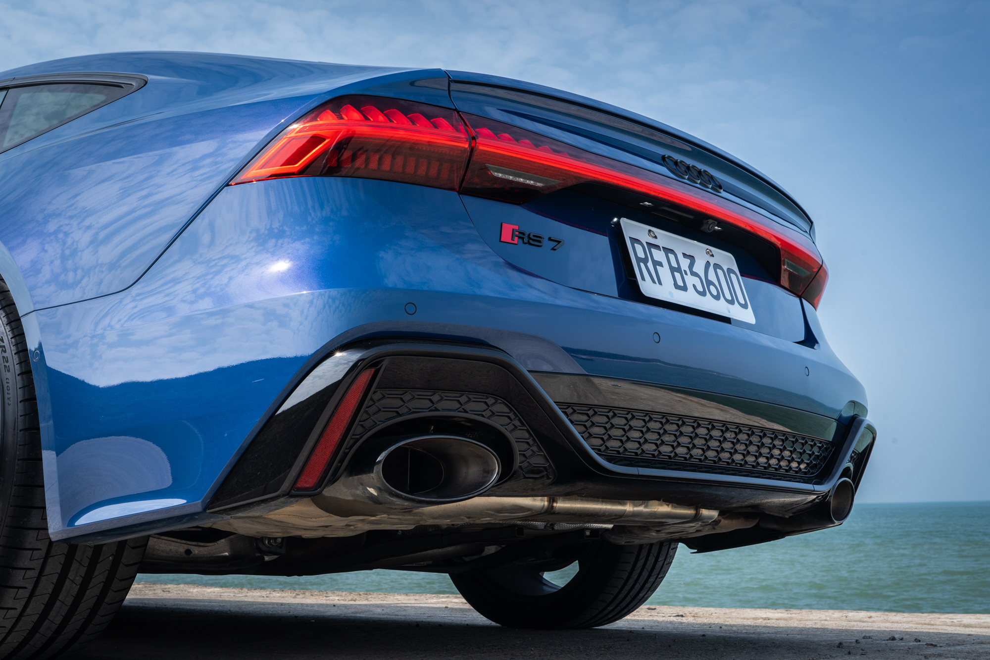 配置RS跑車排氣系統,為左右雙邊單出設計。