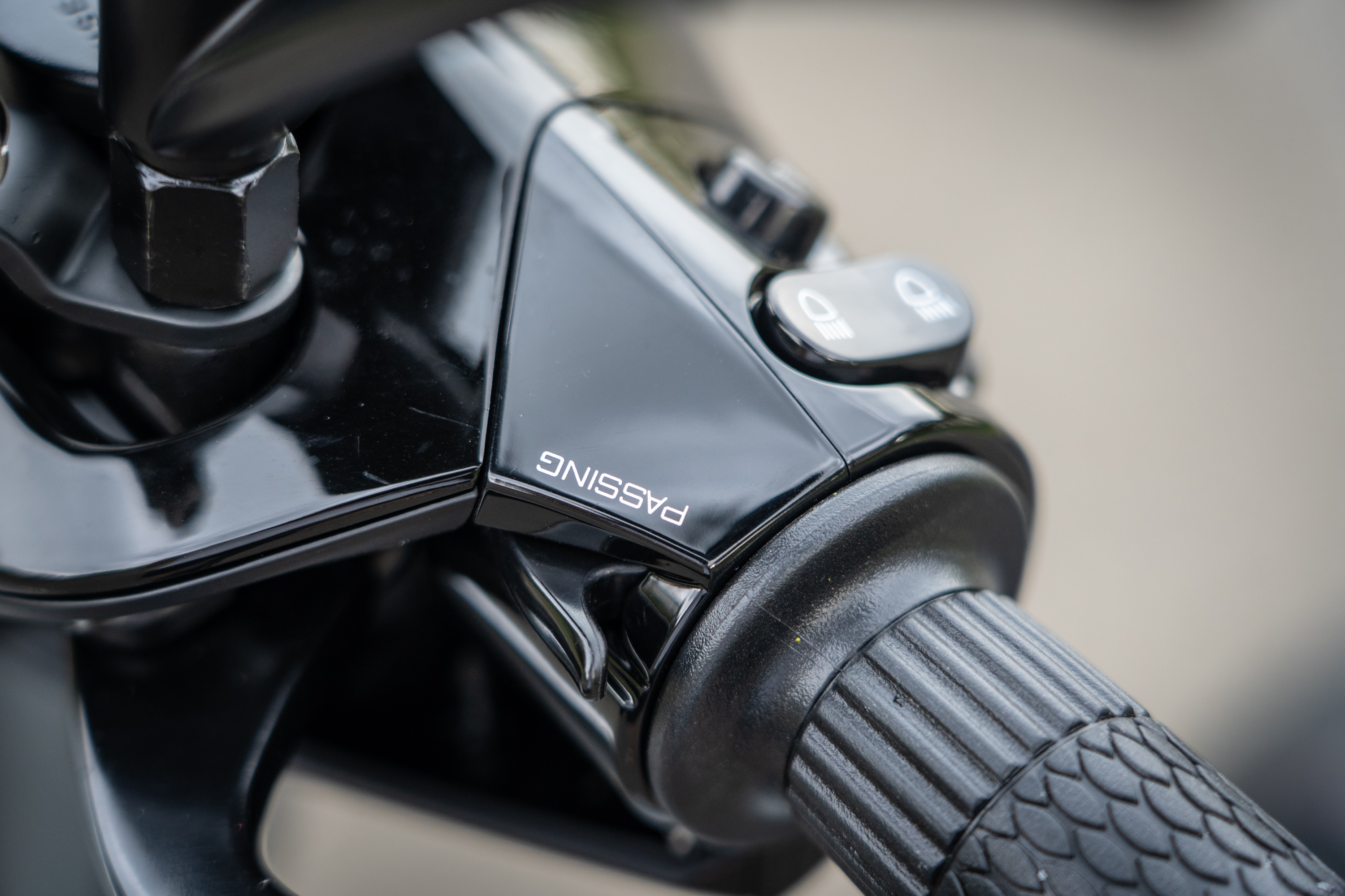 左側龍頭前方具備超車燈。