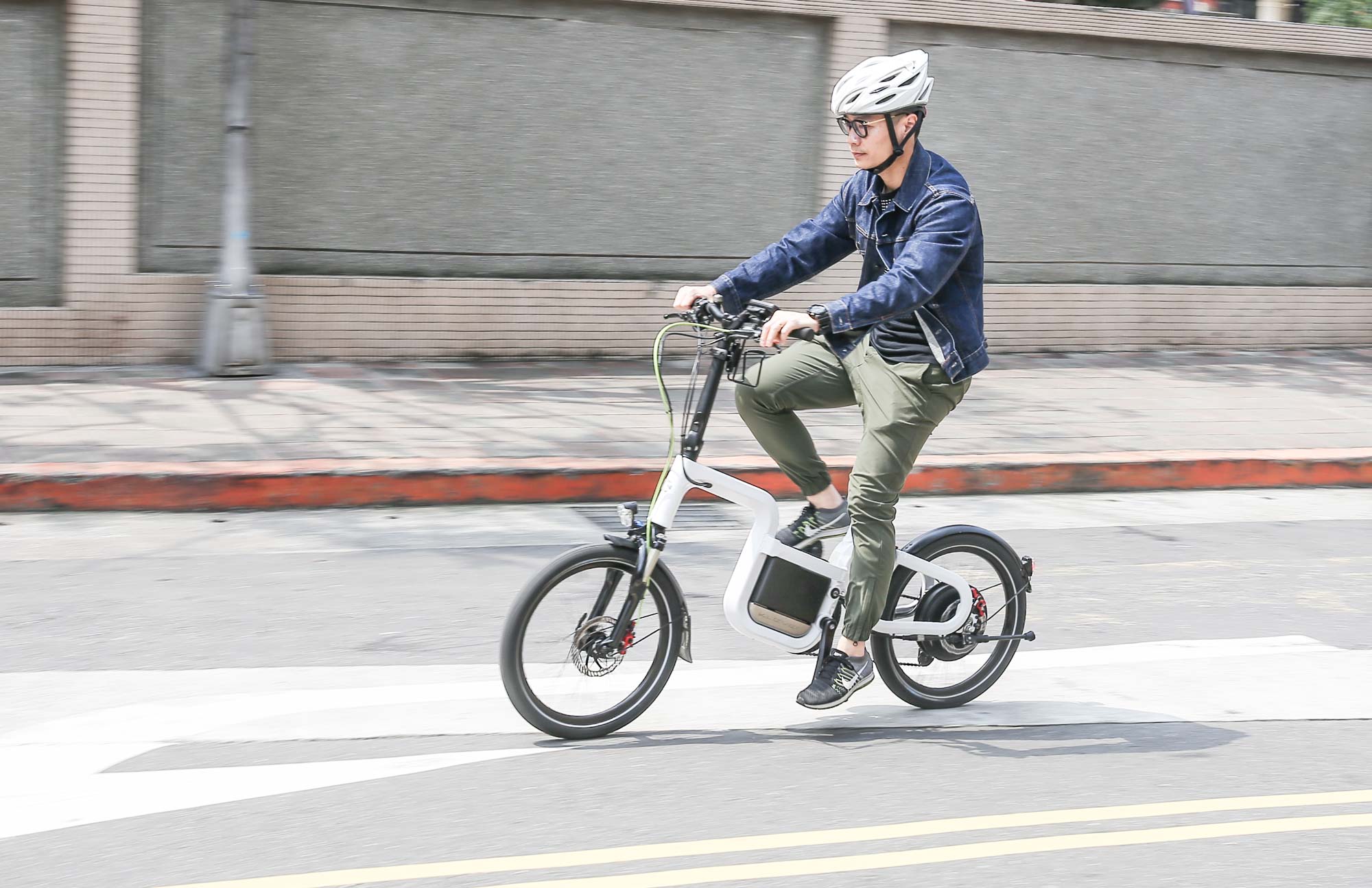 KLEVER電動自行車騎乘表現相當特別，沒有油門的設計，而是踩下踏板後會湧現加速力道，猶如有人在後方推你般的感受。