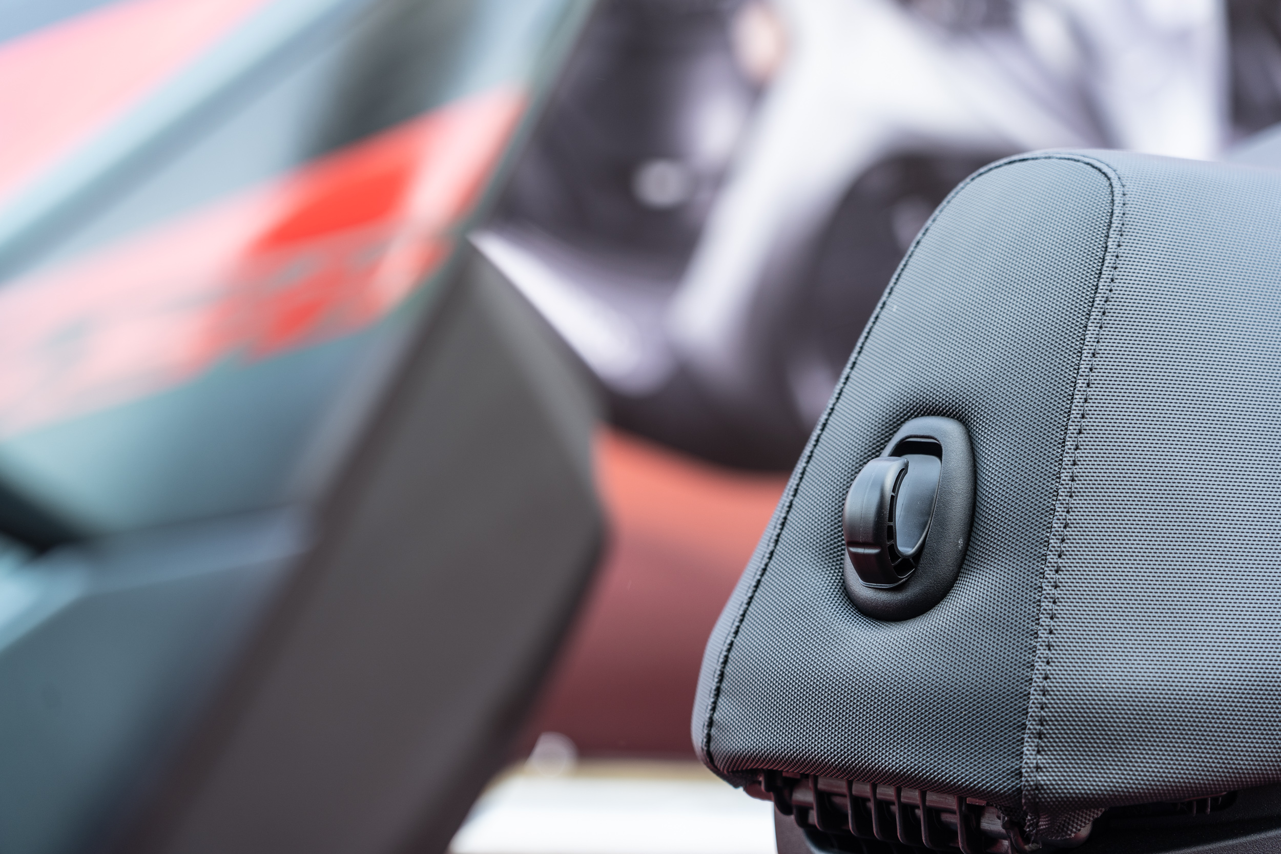 座墊前方也有折疊掛勾，採買的大小物品都可以掛好掛滿。