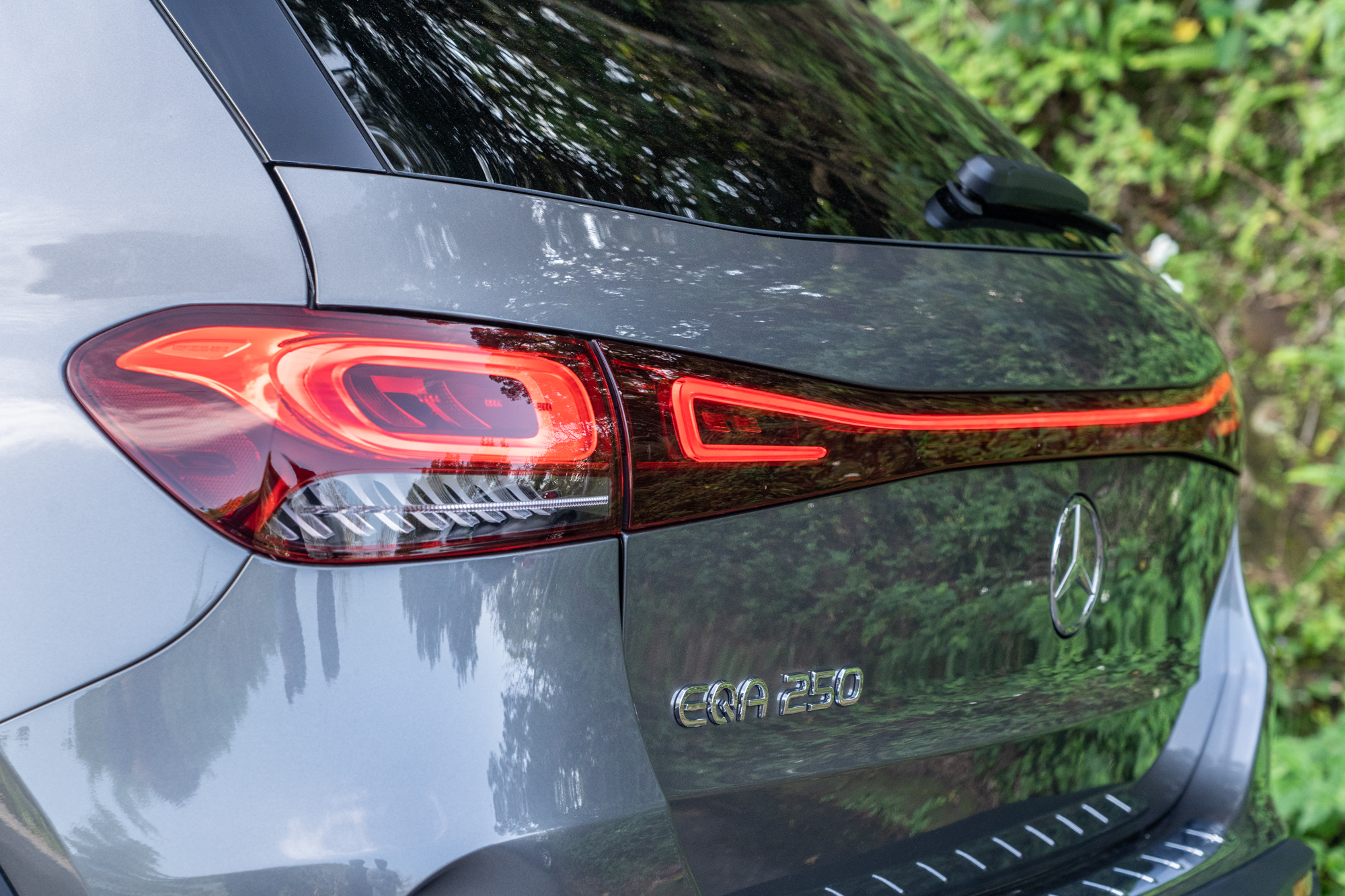 左右連貫式尾燈設計可說是 Mercedes-EQ 家族特色。