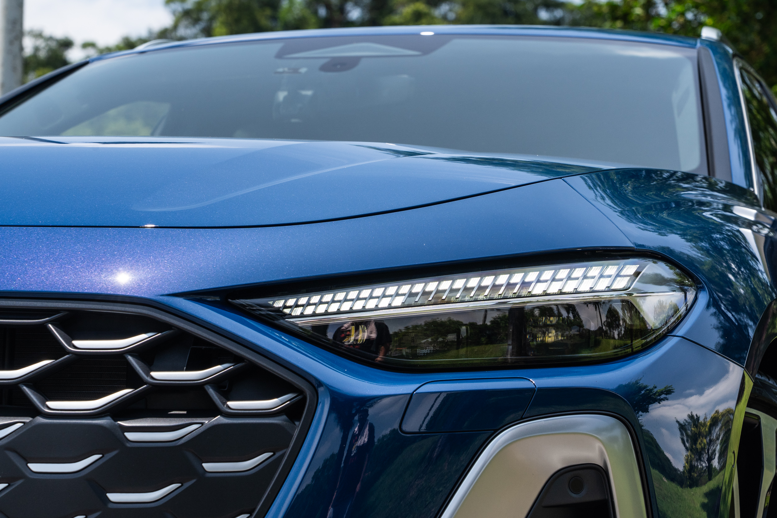 整體設計與搭載 S Line 的 A5 差異不大。