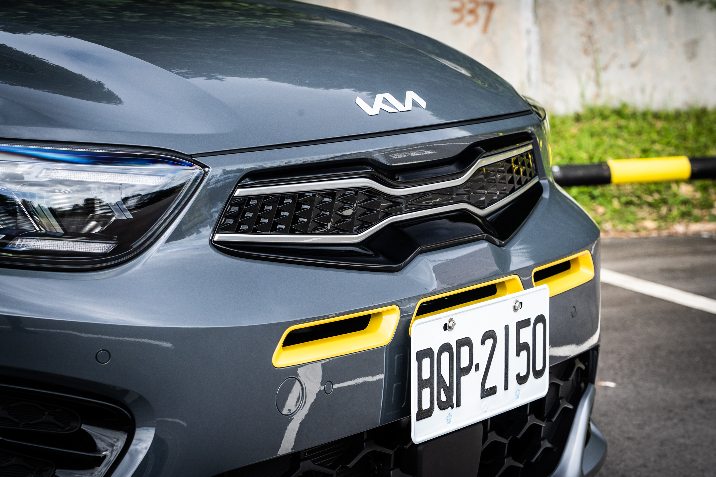 Kia Stonic 1.0T 智慧油電 GT-line 提供兩種專屬車色搭配,分別為穹蒼灰配豔麗紅,或是穹蒼灰配雲雀黃。