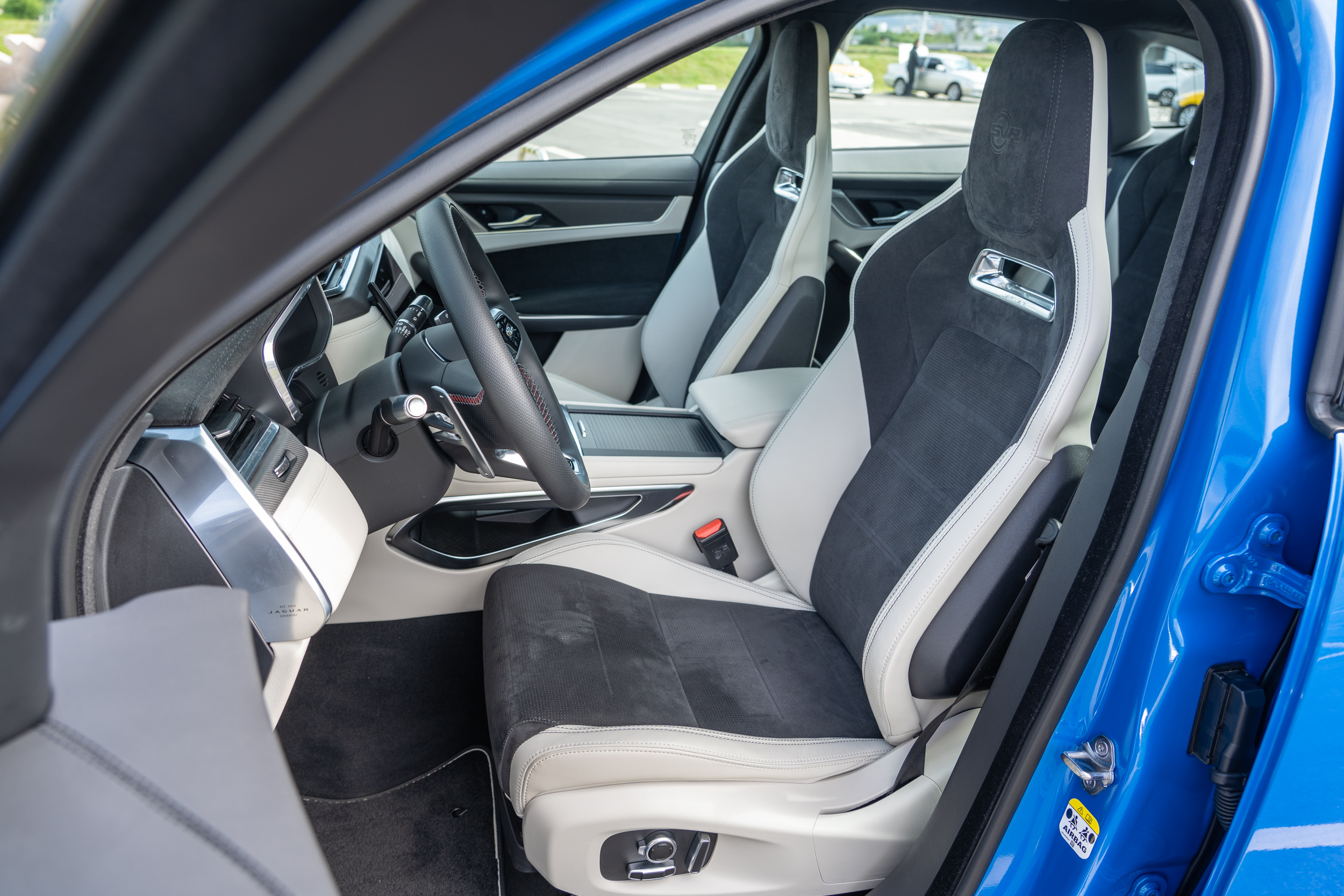 標配溫莎皮革/麂皮 14 向電動調整跑車雙前座椅並附加熱/通風/記憶功能,試駕車款加選檀木黑與牡蠣灰的配色。