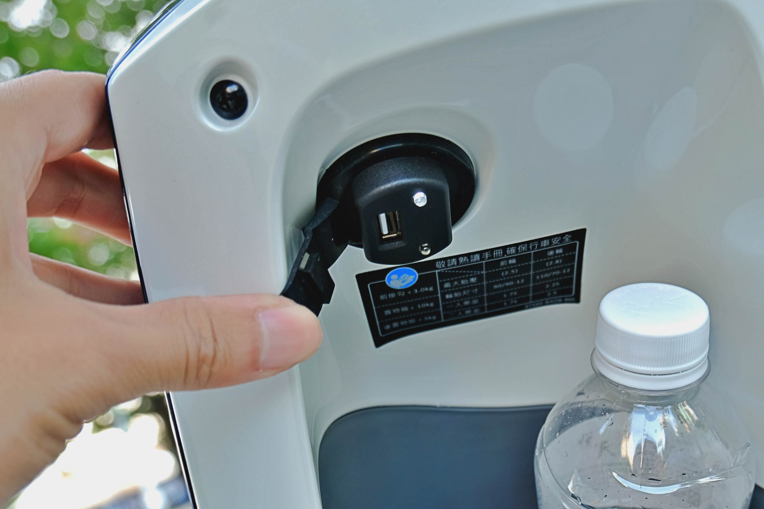 配置了 USB 充電座,搭配加大的前方置物空間,就算是 iPhone Pro Max 系列手機也可以輕鬆放入進行充電。