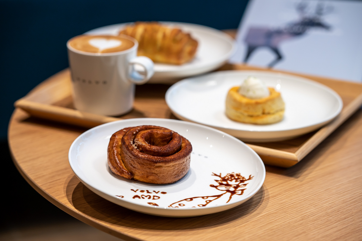 由 Patisserie F2 法國「藍帶主廚學院」認證的點心主廚精心特製的司康也將陸續換新為青檸鮮奶油風味,有如冰淇淋的青檸鮮奶油為司康增添一抹清爽食感,而新增的蒜香羅勒乳酪捲外皮香酥,內裡充滿起司的濃郁。