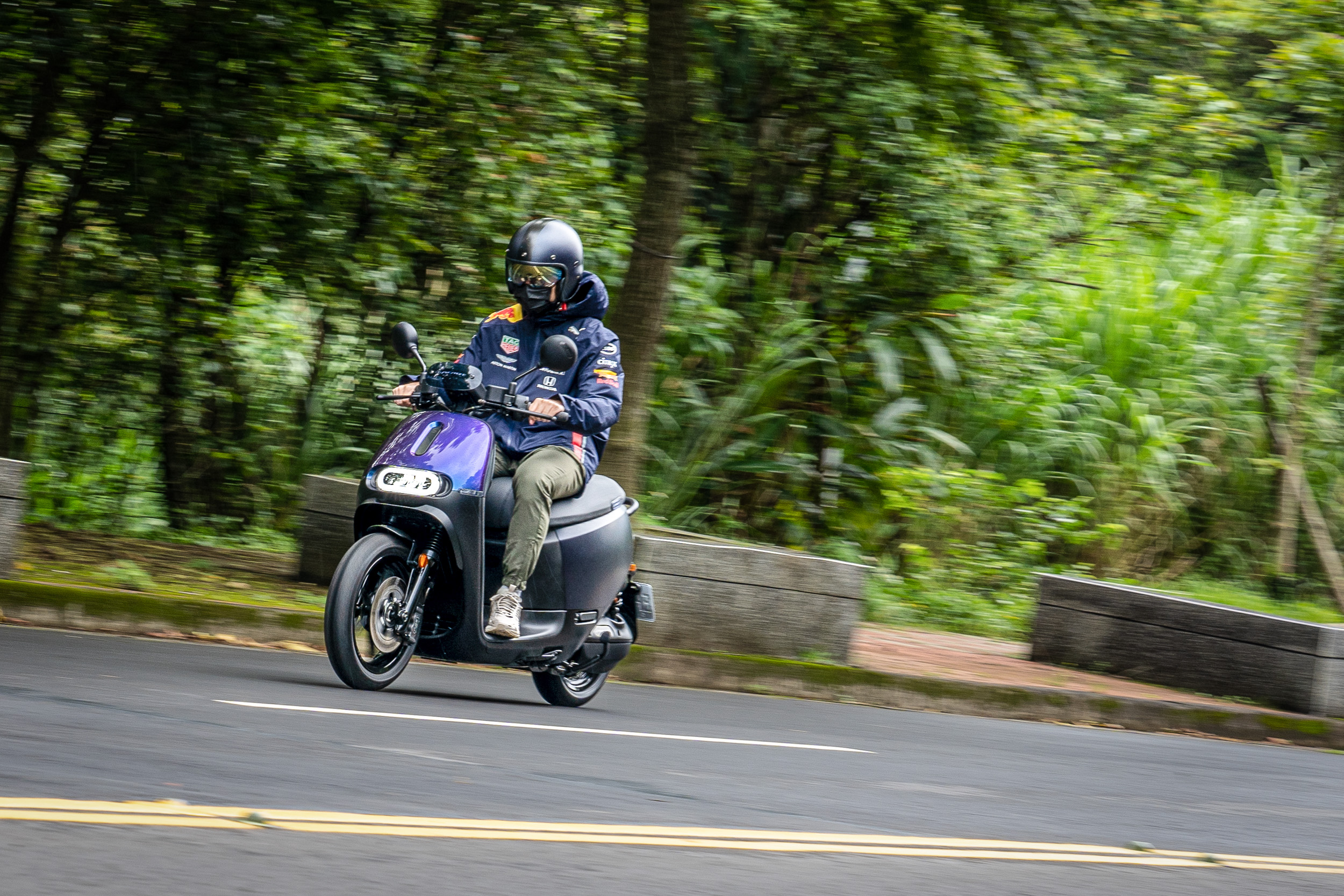 Gogoro SuperSport 同樣搭載 G2.2 鋁合金水冷永磁同步馬達,提供 7.6 kW / 3000 rpm 最大動力,極速可達 96 km/h,從靜止加速到時速 50 公里只需 3.9 秒。