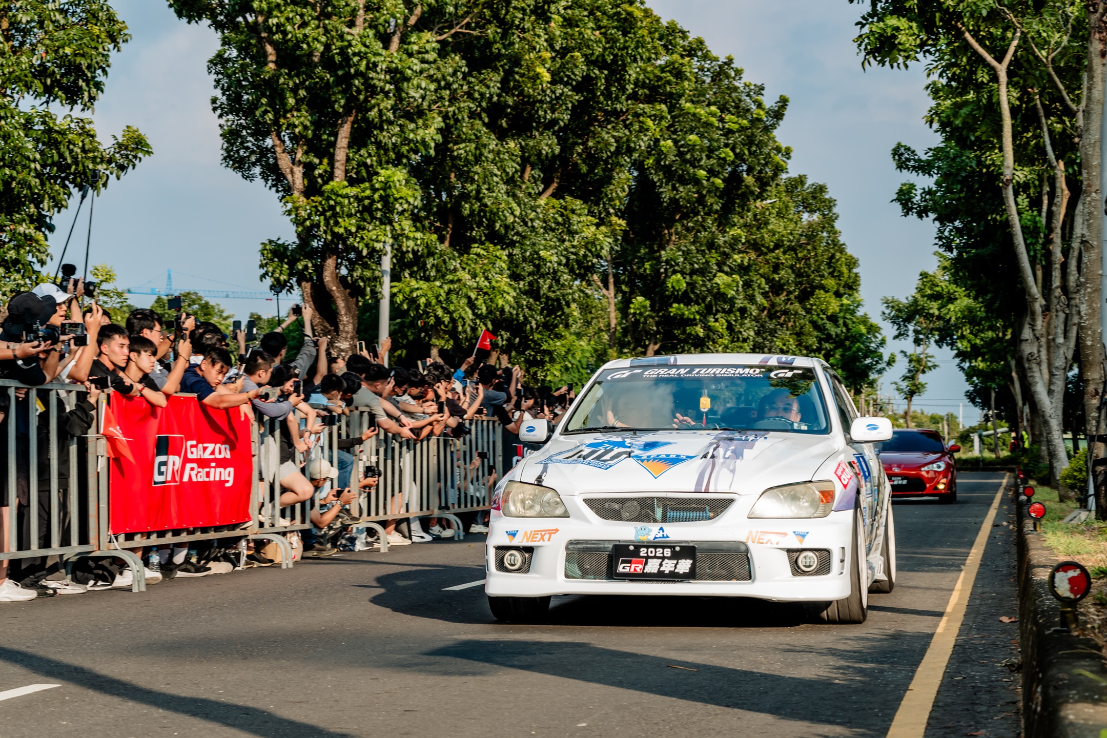 MORIZO原點遊行車隊依序駛入封街路段，Supra (第四代)、Altezza、86、LFA等經典車款帶領民眾回顧GR品牌歷程。