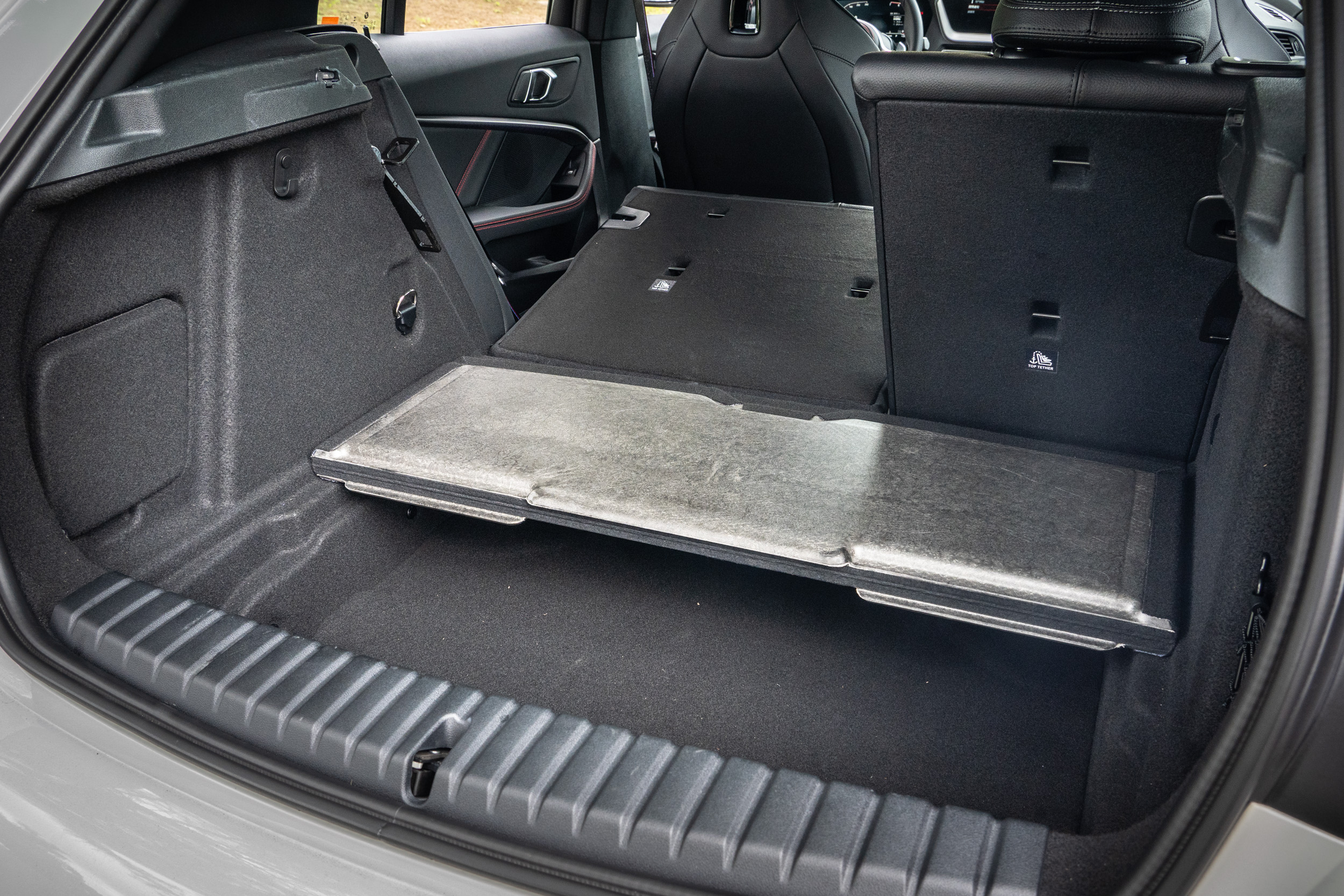 標準乘坐狀態下後廂容積為 380 公升，可透過後座椅背 60/40 分離傾倒機制擴充至 1200 公升。