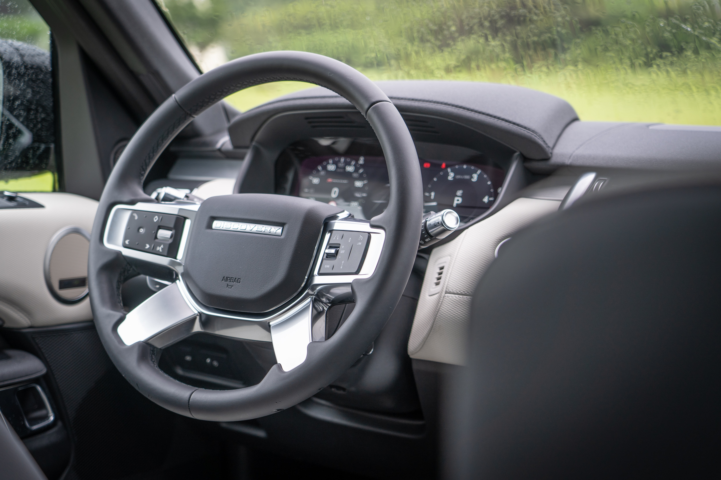 多功能方向盤,但方向盤上的操控功能依舊反應慢上半拍。