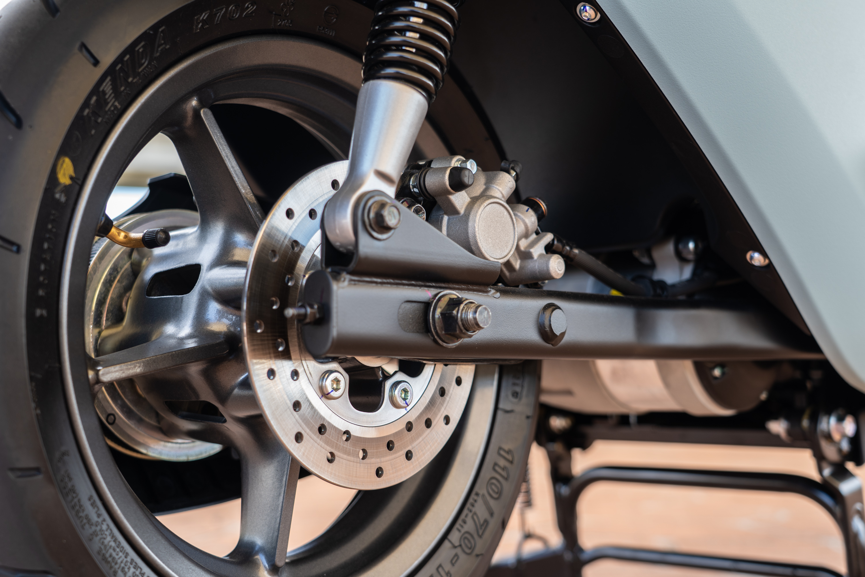 後煞車碟盤直徑為 180 mm 打孔碟,也配有 SBS 同步煞車系統。