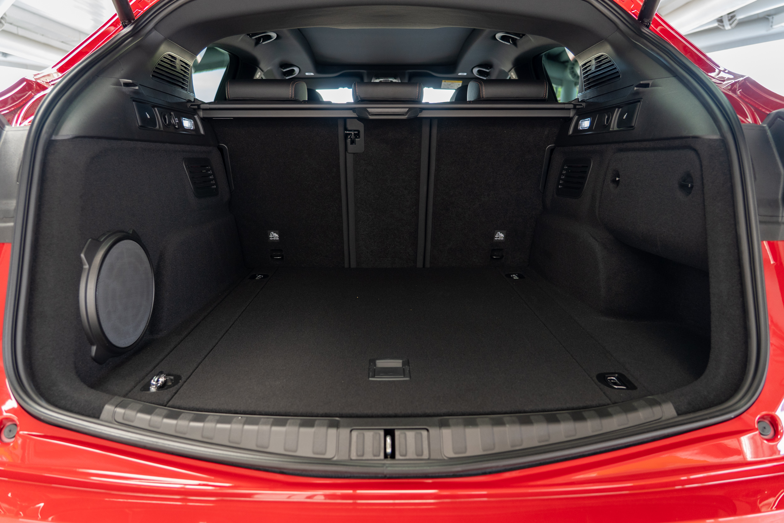 標準乘坐狀態下後廂置物容積為525公升。