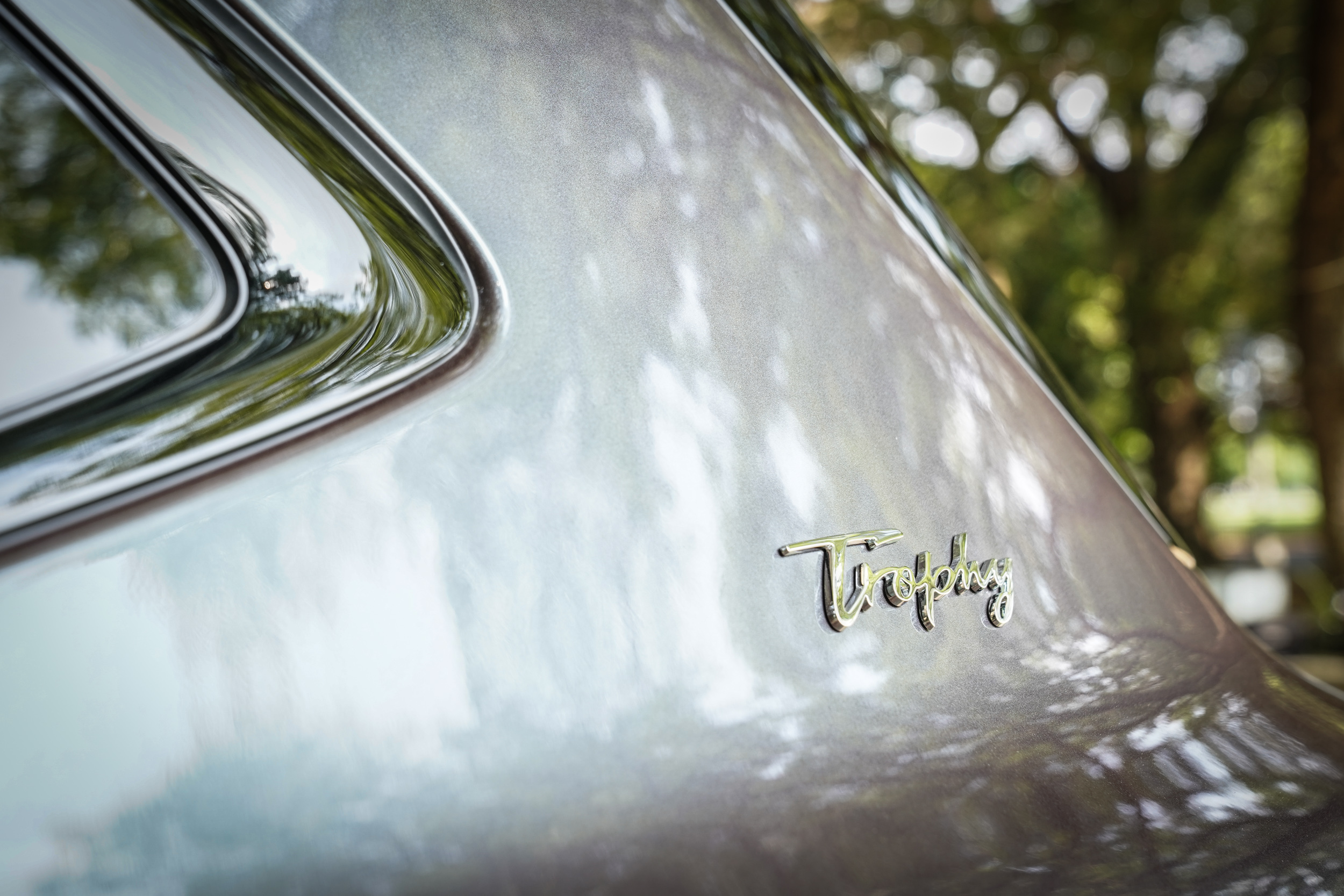 Trophy 銘牌只有在車身右側 C 柱處。