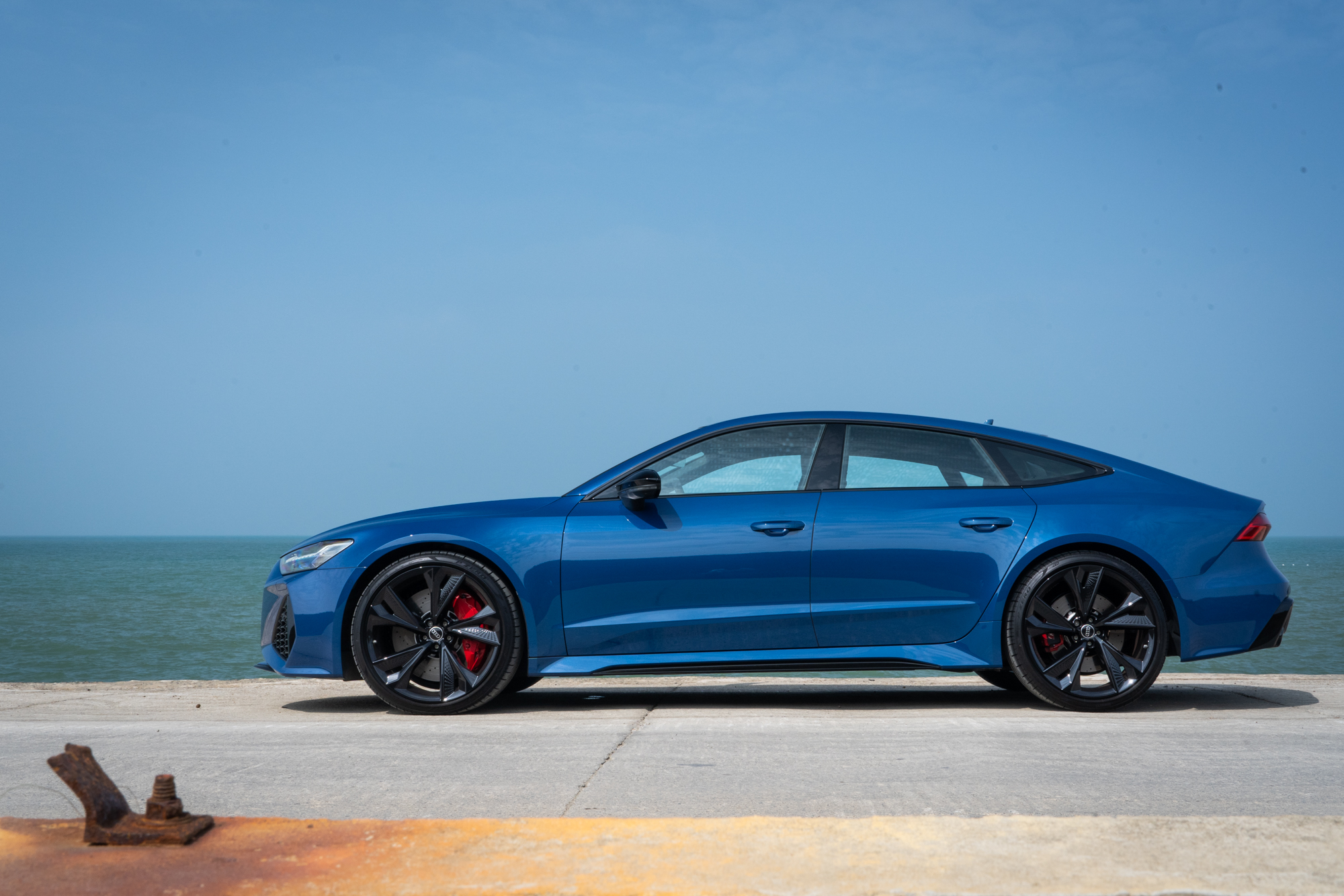 四門無窗框的造型加上斜背線條,清楚展現其為Audi競逐四門跑車領域的代表作品。