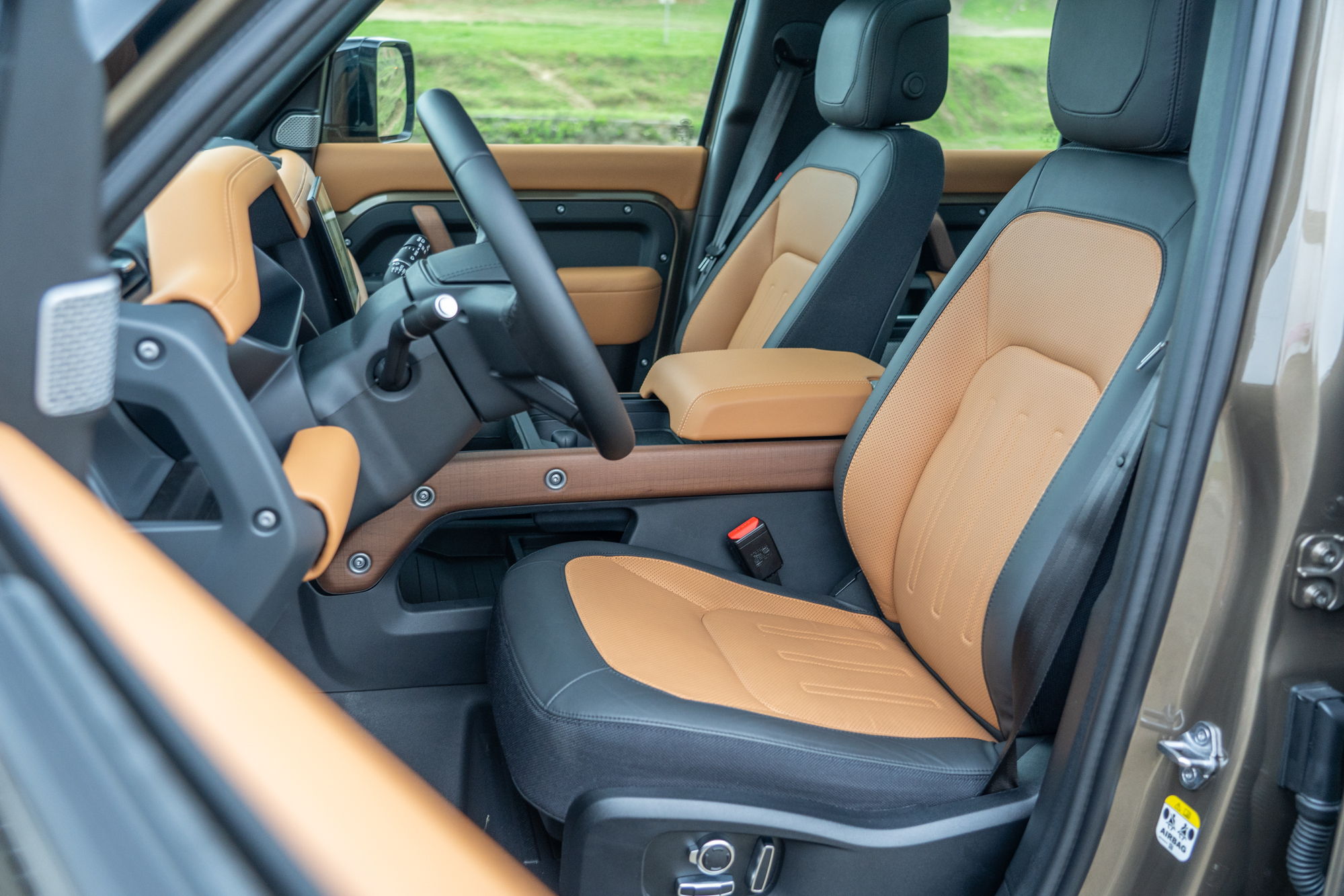 溫莎皮革座椅加上雙前座 14 向電動調整與通風加熱功能。