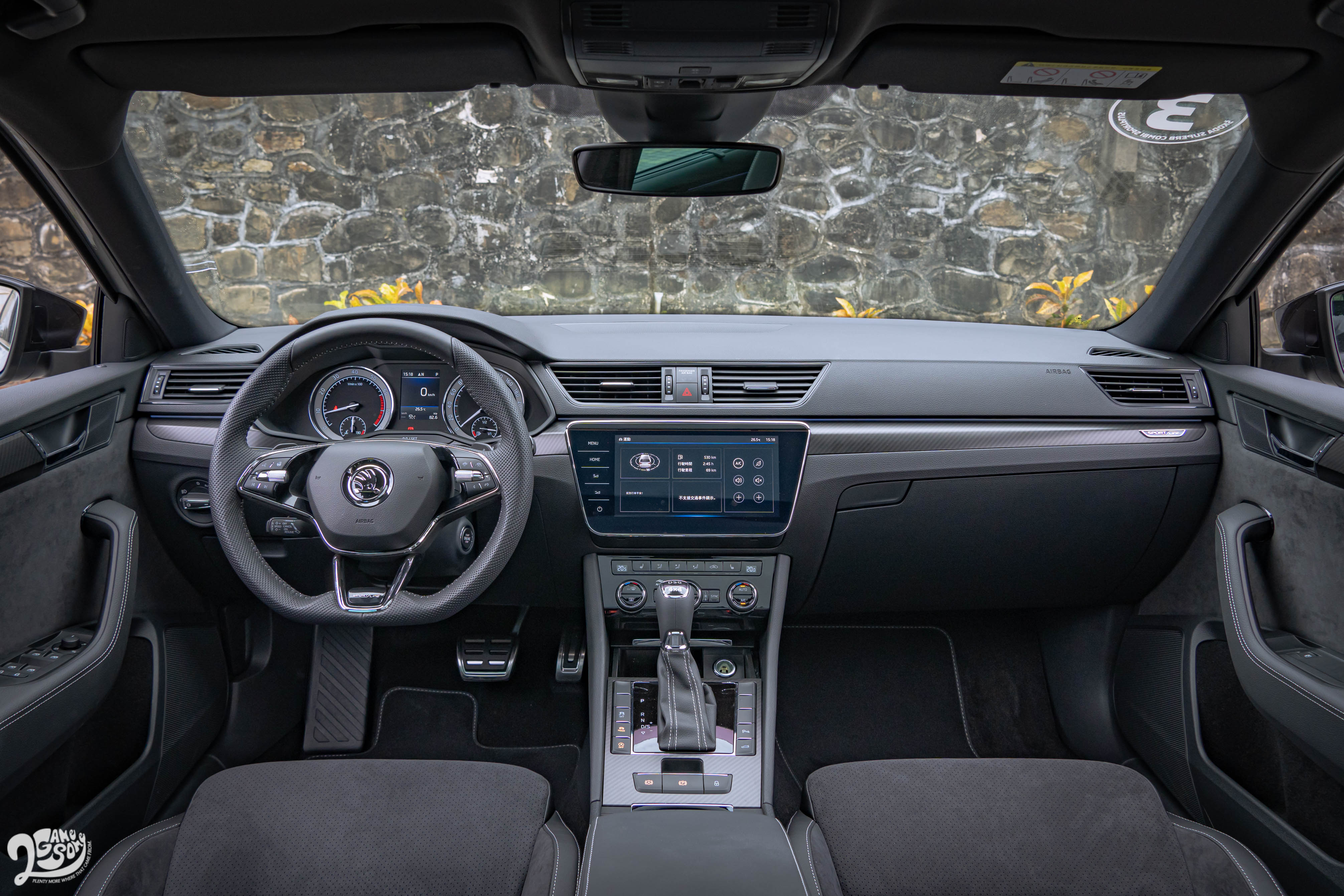 Sportline 以上車型配備黑色飾板以及黑色Alcantara真皮座椅。