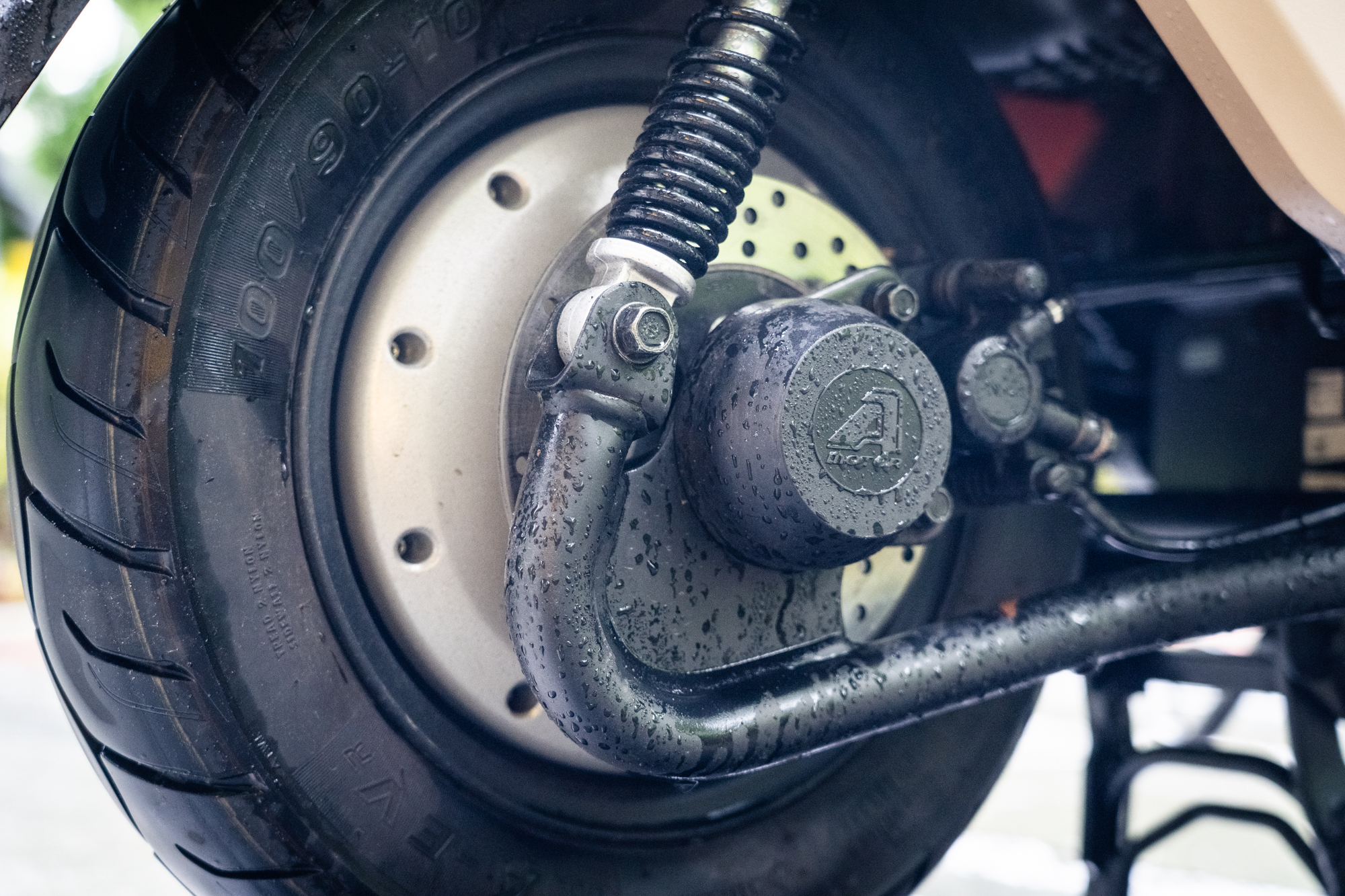 後煞車規格也為單活塞卡鉗搭配 180mm 打孔碟。