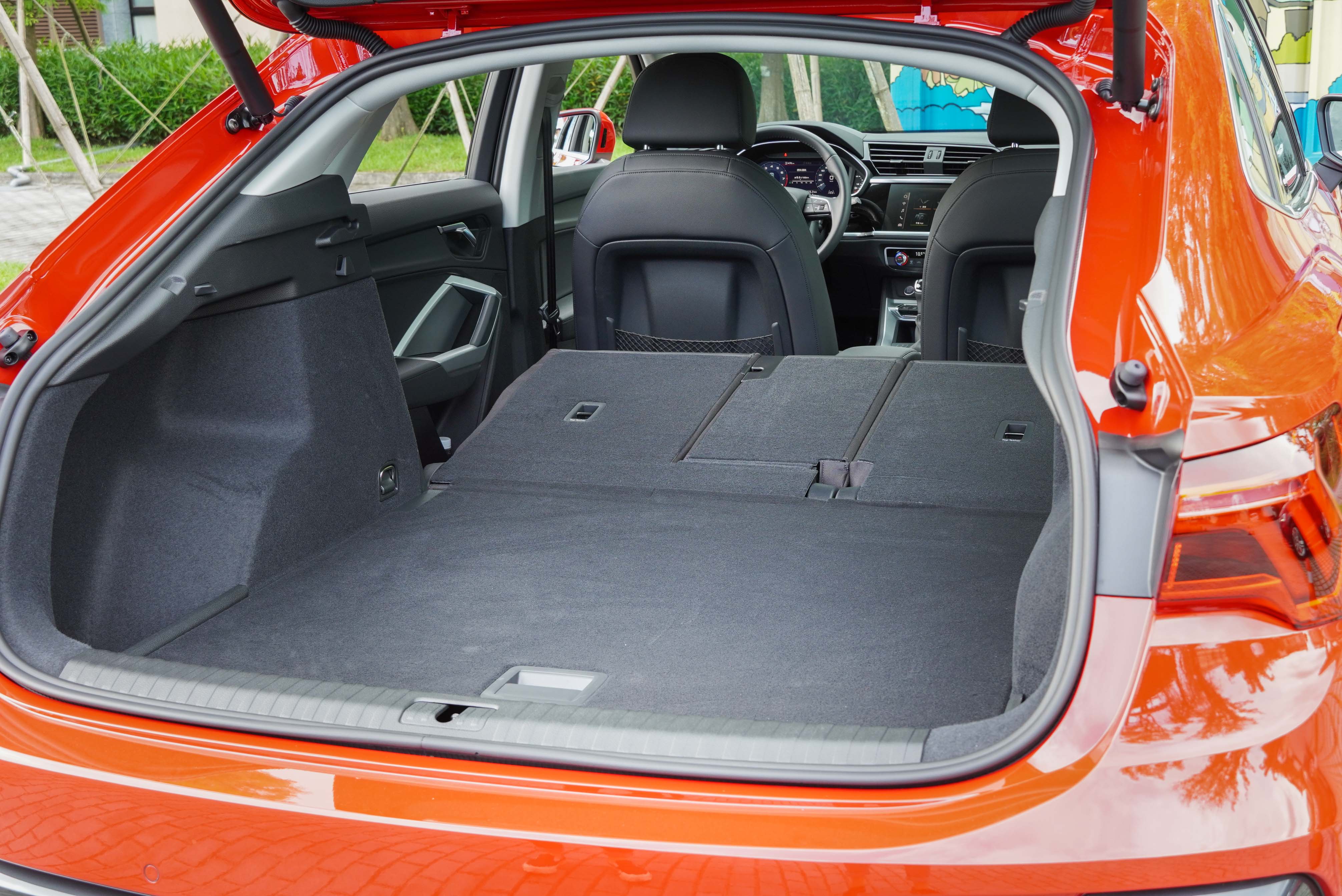 4/2/4 分離式設計的可傾倒後座椅背，最大可擴充至 1,525 公升（Q3 Sportback為 1,400 公升）。