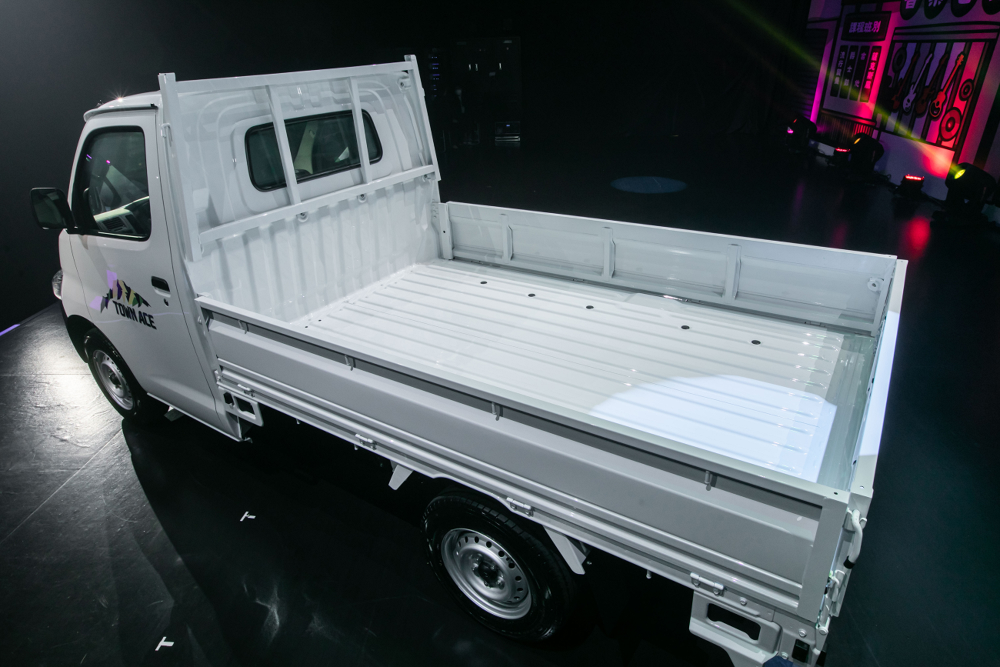 擁有同級最大貨床,最高載重達960公斤。