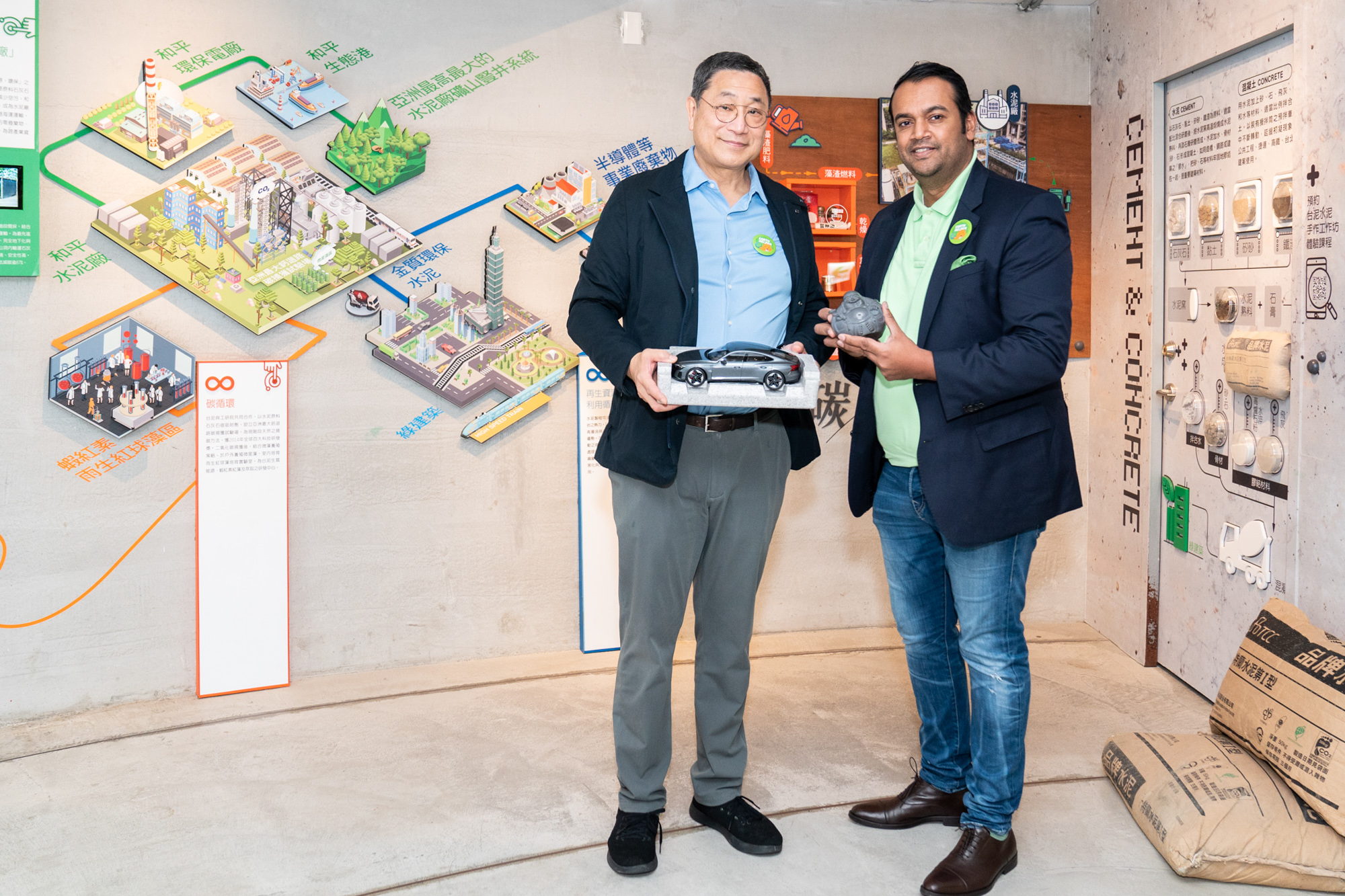 左:台泥企業團董事長張安平先生,右:台灣奧迪總裁安薩瑞 Rahil Ansari 先生。