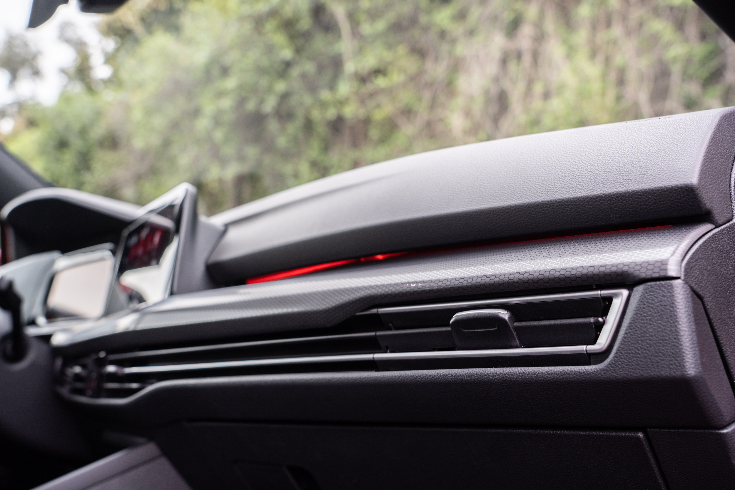 車內飾板為 black metal chrome 式樣。