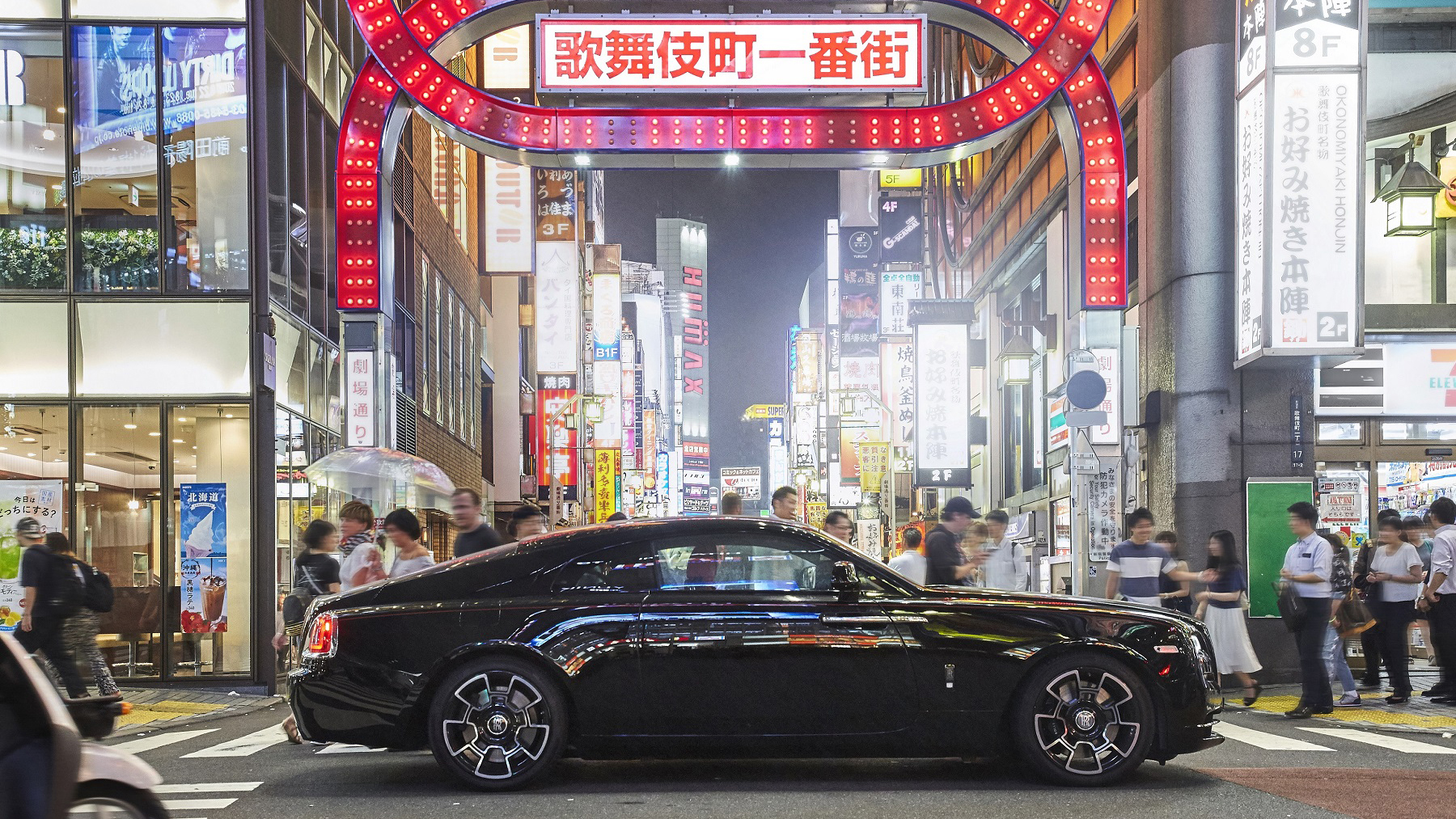 百年老店融合潮流文化。Rolls-Royce Black Badge 「夜愈暗，星愈亮」攝影展