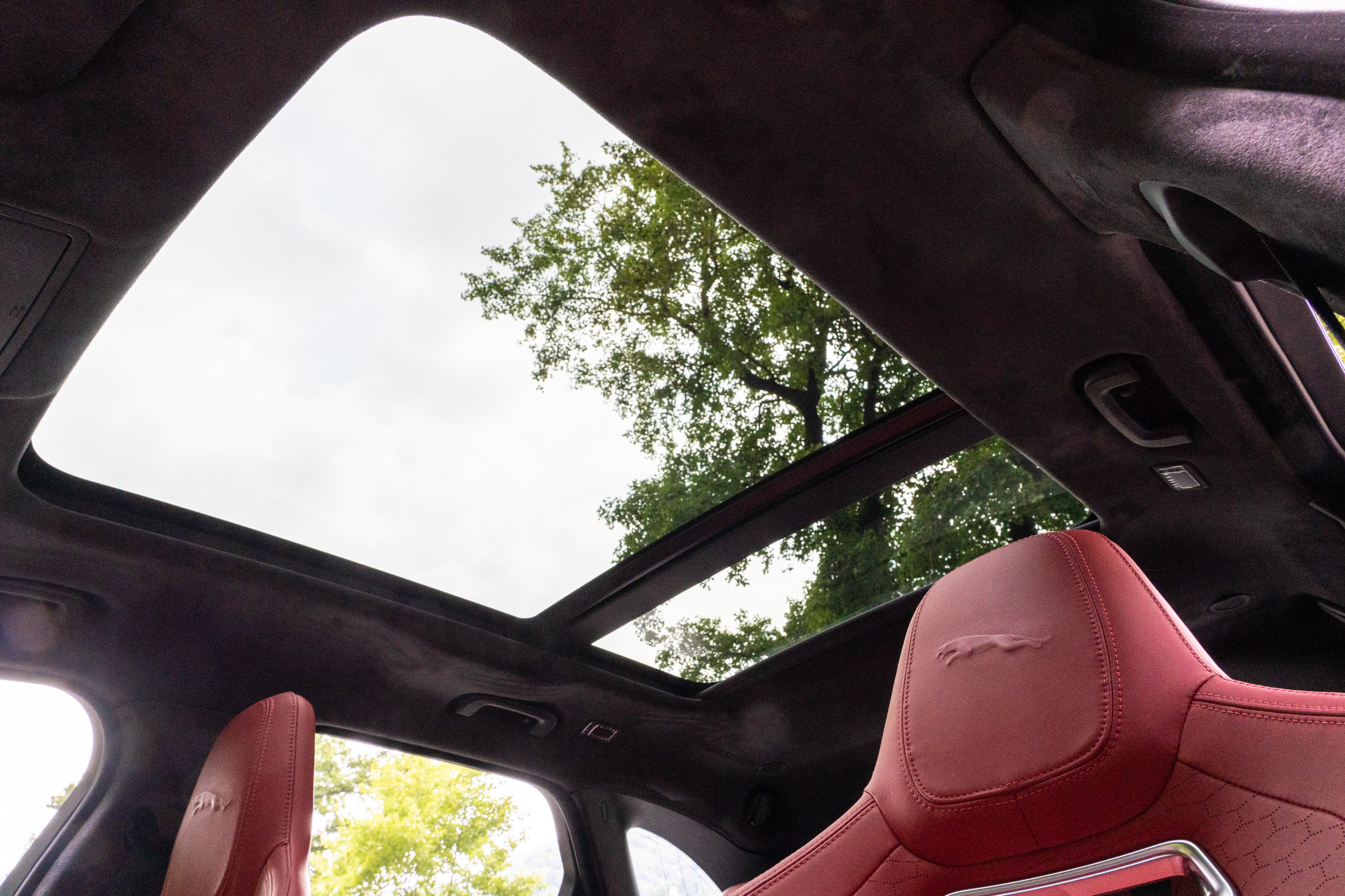 此車型標配固定式全景天窗，若要全景式電動天窗需加價 15,600 元選配。