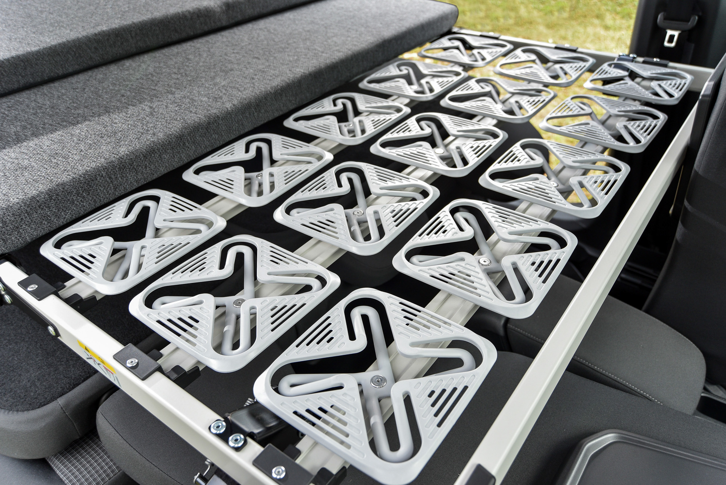 碟形彈簧床架。