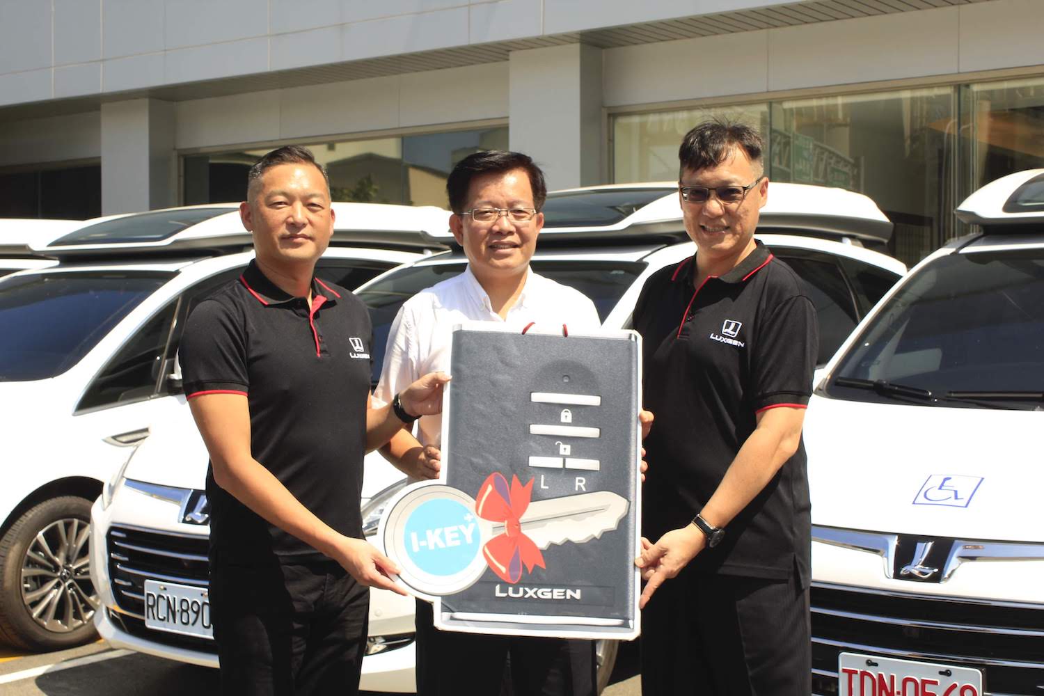 納智捷副總經理曹中庸（右）與北智捷總經理連振偉（左）一起將 Luxgen V7 交車給生通股份有限公司周政佳經理（中）。