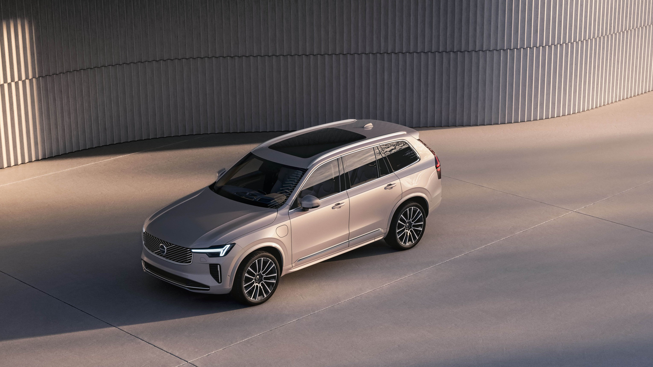 十年仍「小」改，Volvo 發表 XC90 改款式樣車，細節數據不明！？