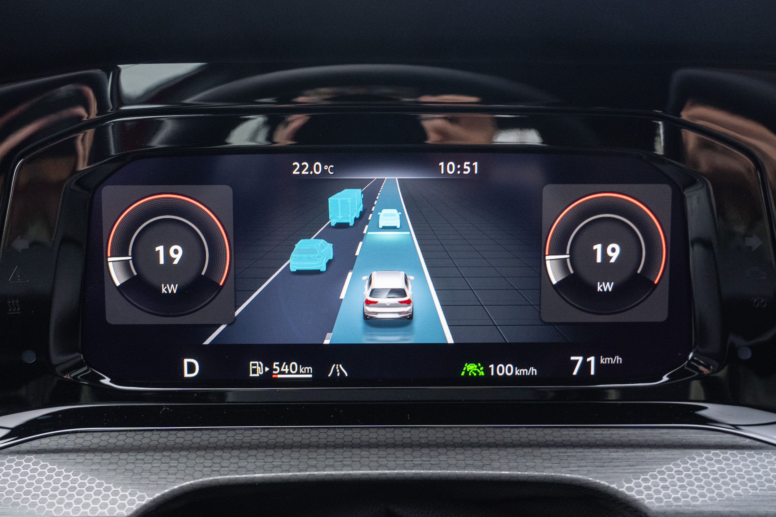 道路虛擬實境顯示功能,可以幫助駕駛更了解週遭交通狀況,減少意外發生機率。