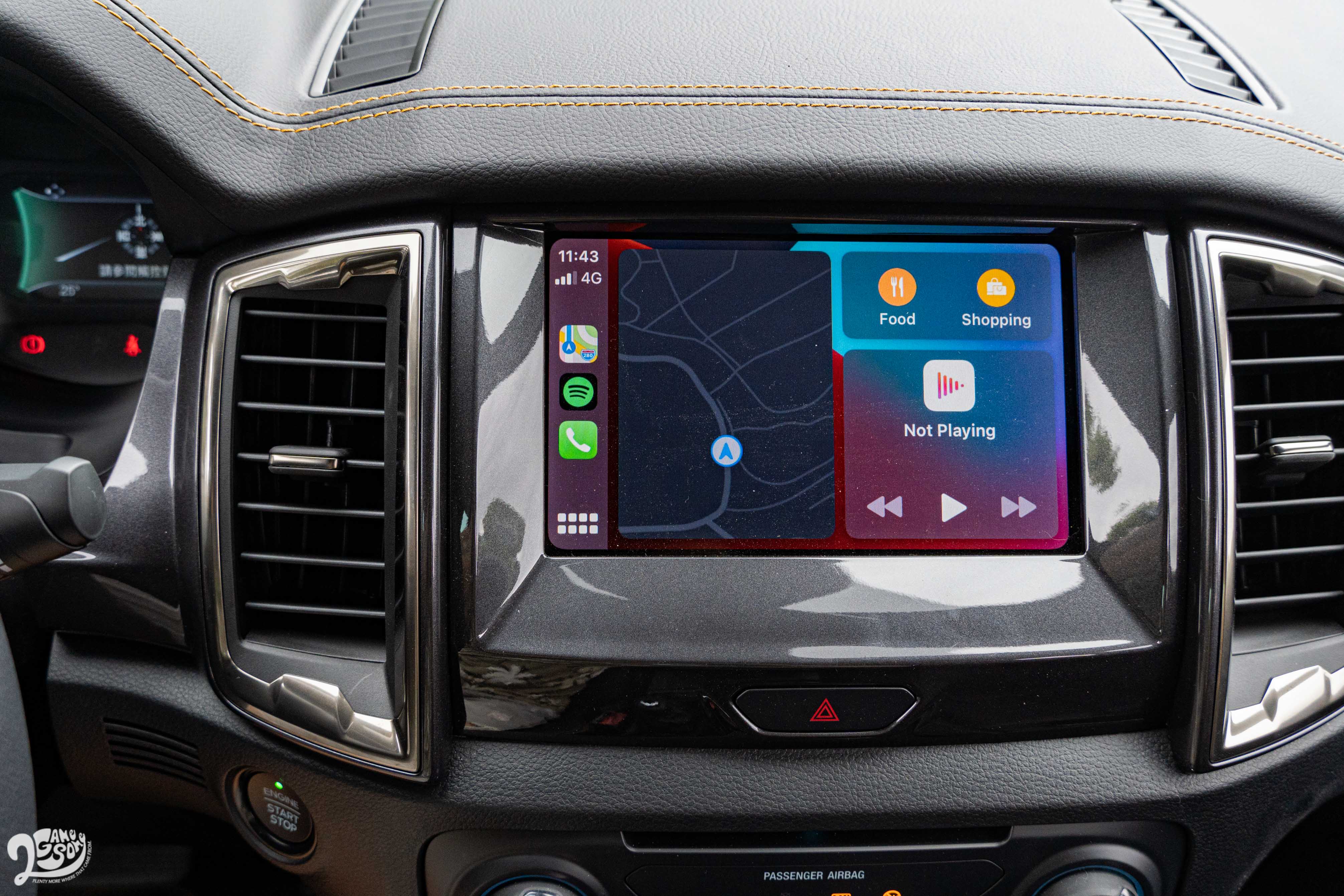 SYNC 3 系統的 8 吋觸控螢幕支援 Apple CarPlay 與 Android Auto。