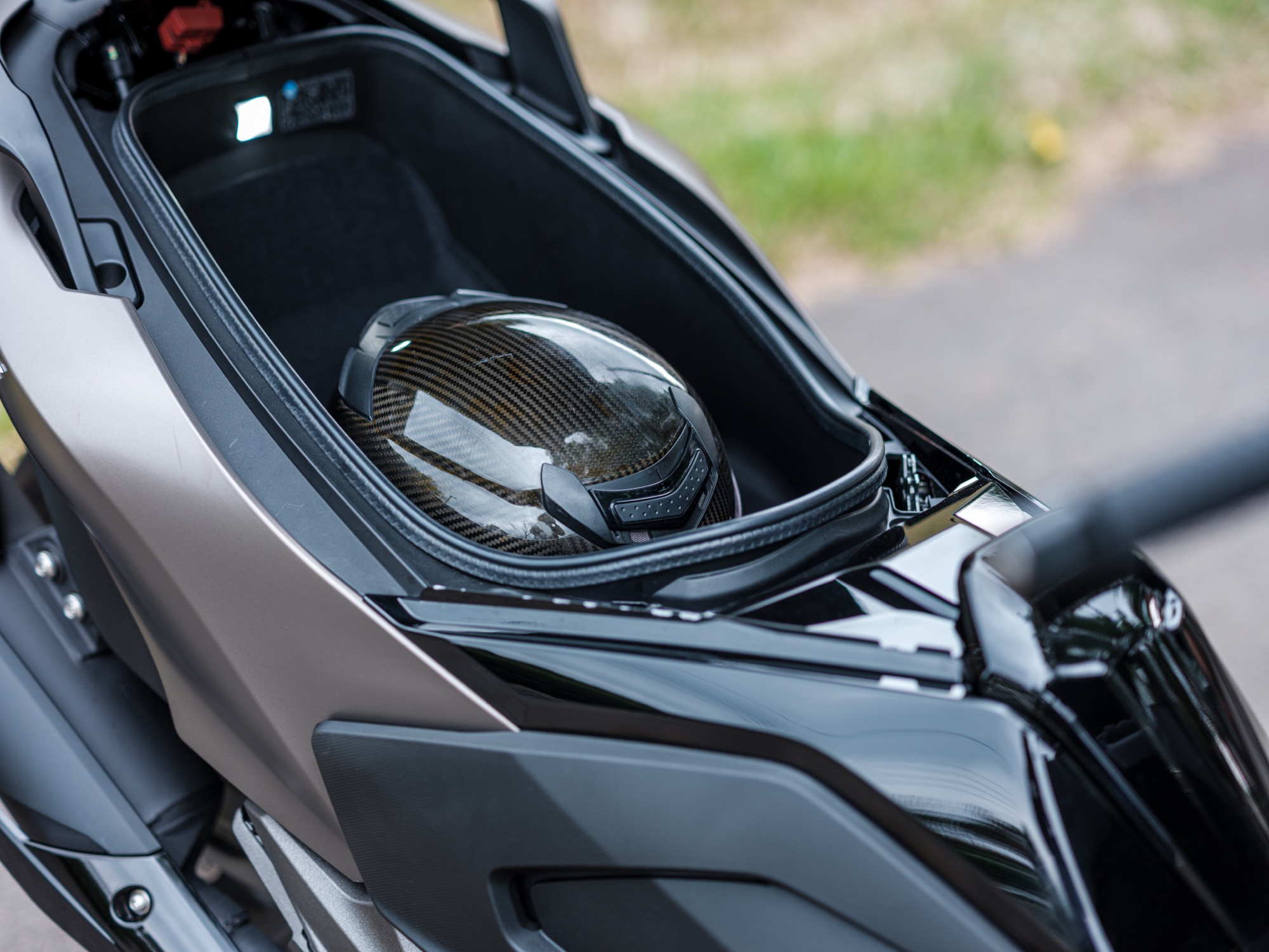 車廂內部可以輕鬆放入一頂全罩式的安全帽,後面還有些許空間可以放置個人物品。