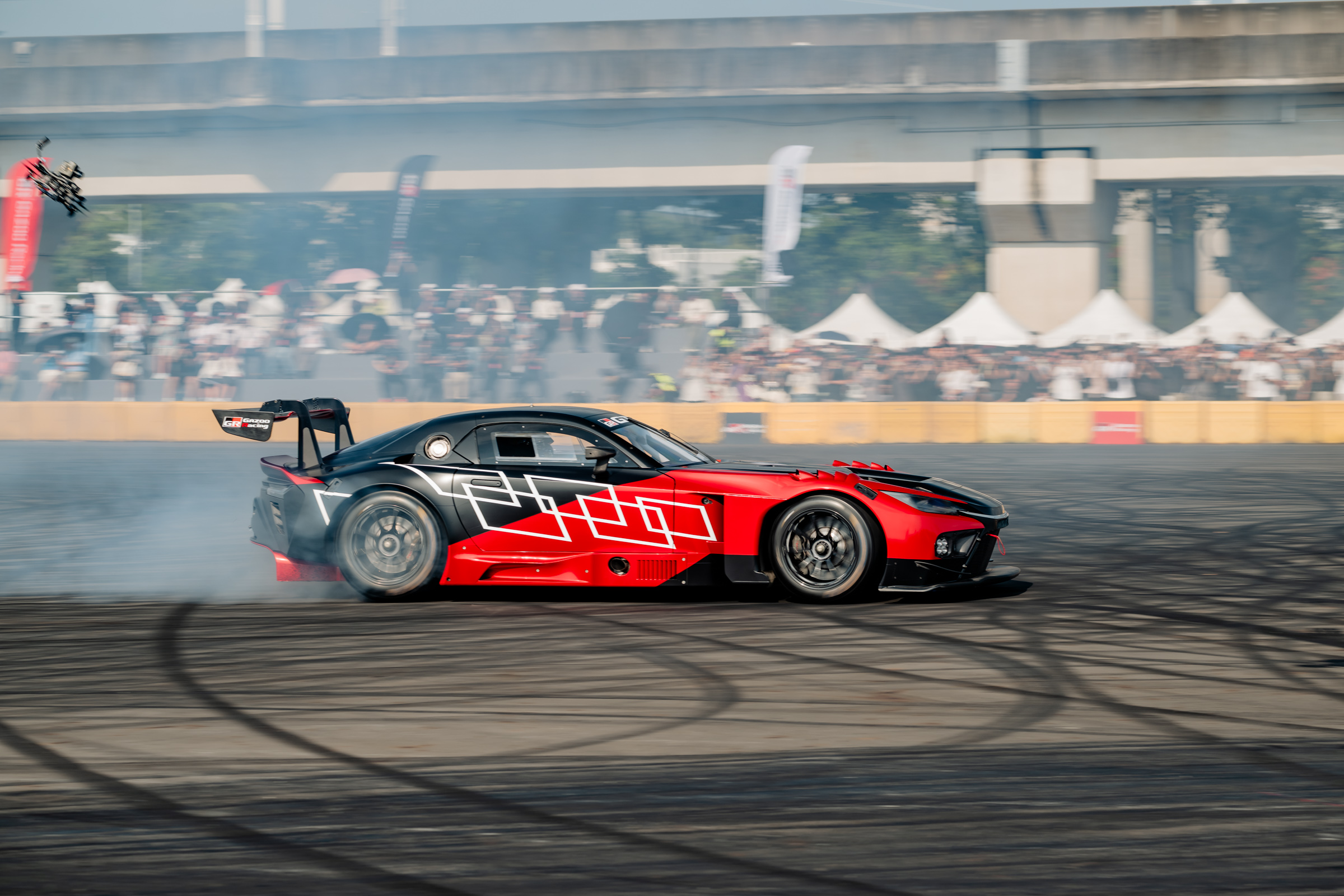ROOKIE Racing石浦宏明選手駕駛GR GT3接力登場，與GR GT雙車同步甩尾，現場觀眾齊聲喝采。