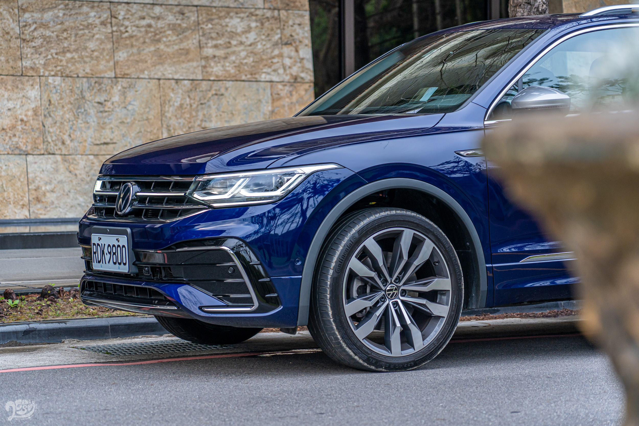 R-Line 專屬空力套件的進駐,就視覺上與 330 車系有著不小差異。