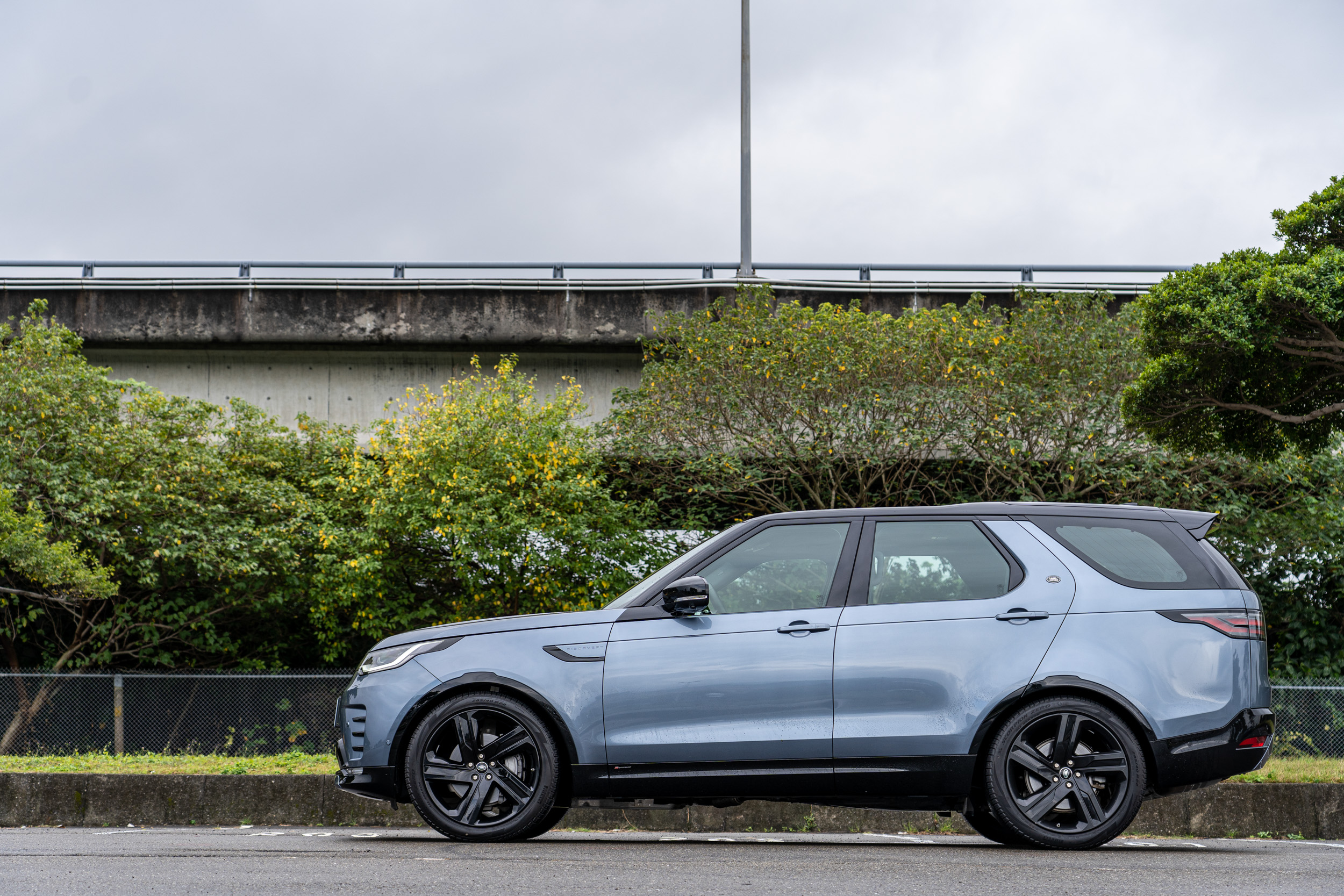 本次試駕的 Discovery,為搭載汽油引擎核心的 P300 HSE 版本,建議售價為新台幣 357 萬元起。